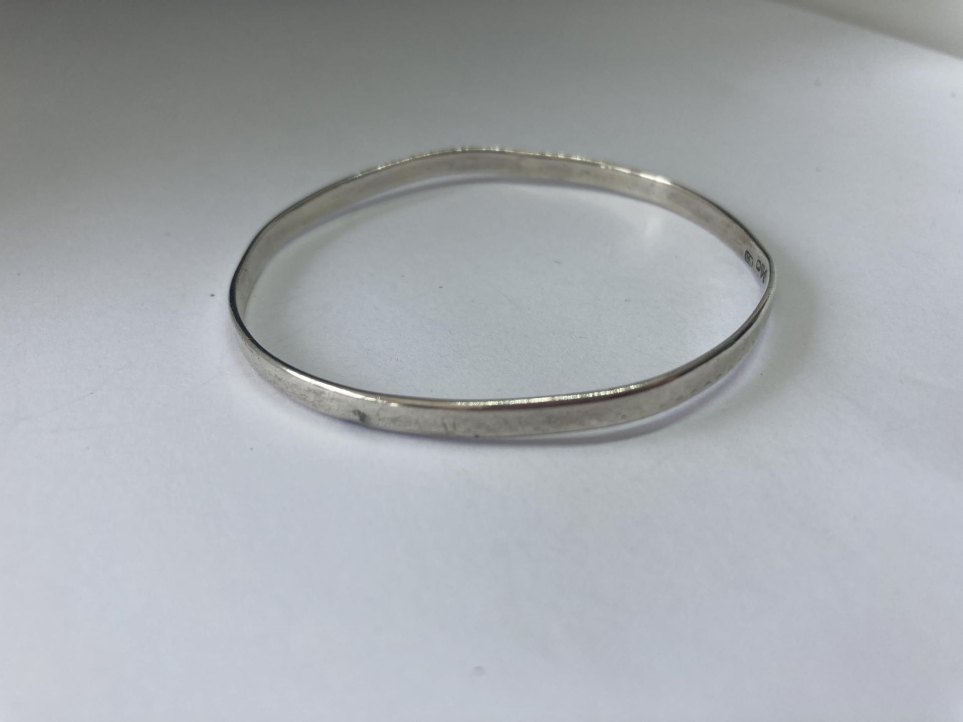 A HALLMARKED CHESTER SILVER CHARLES HORNER BANGLE - Image 2 of 3