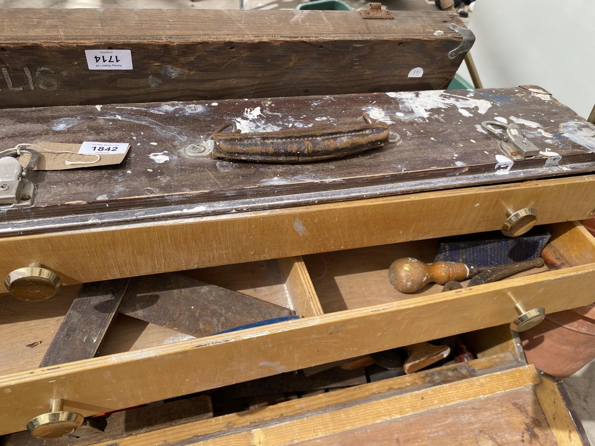 A VINTAGE WOODEN JOINERS CHEST WITH AN ASSORTMENT OF TOOLS TO INCLUDE A WOOD PLANE AND SAWS ETC - Image 5 of 5
