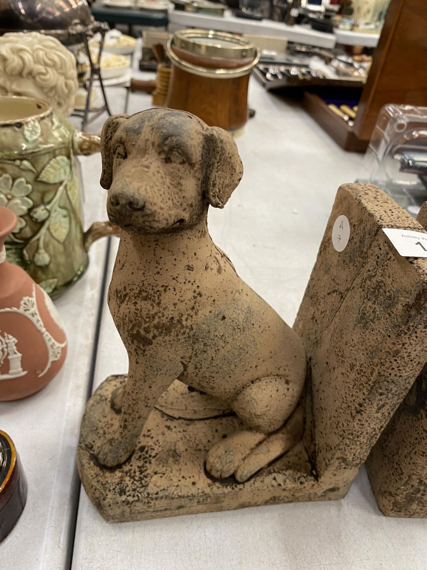 A PAIR OF STONE BOOK-ENDS IN THE SHAPE OF A DOG HEIGHT 21CM - Image 2 of 2