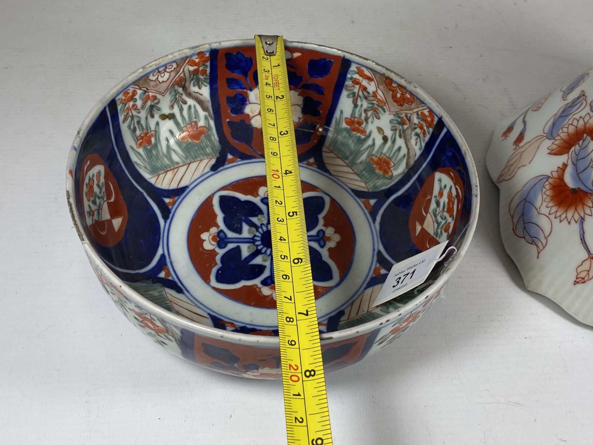 TWO JAPANESE IMARI BOWLS TO INCLUDE PANELLED DESIGN BOWL - Image 5 of 5