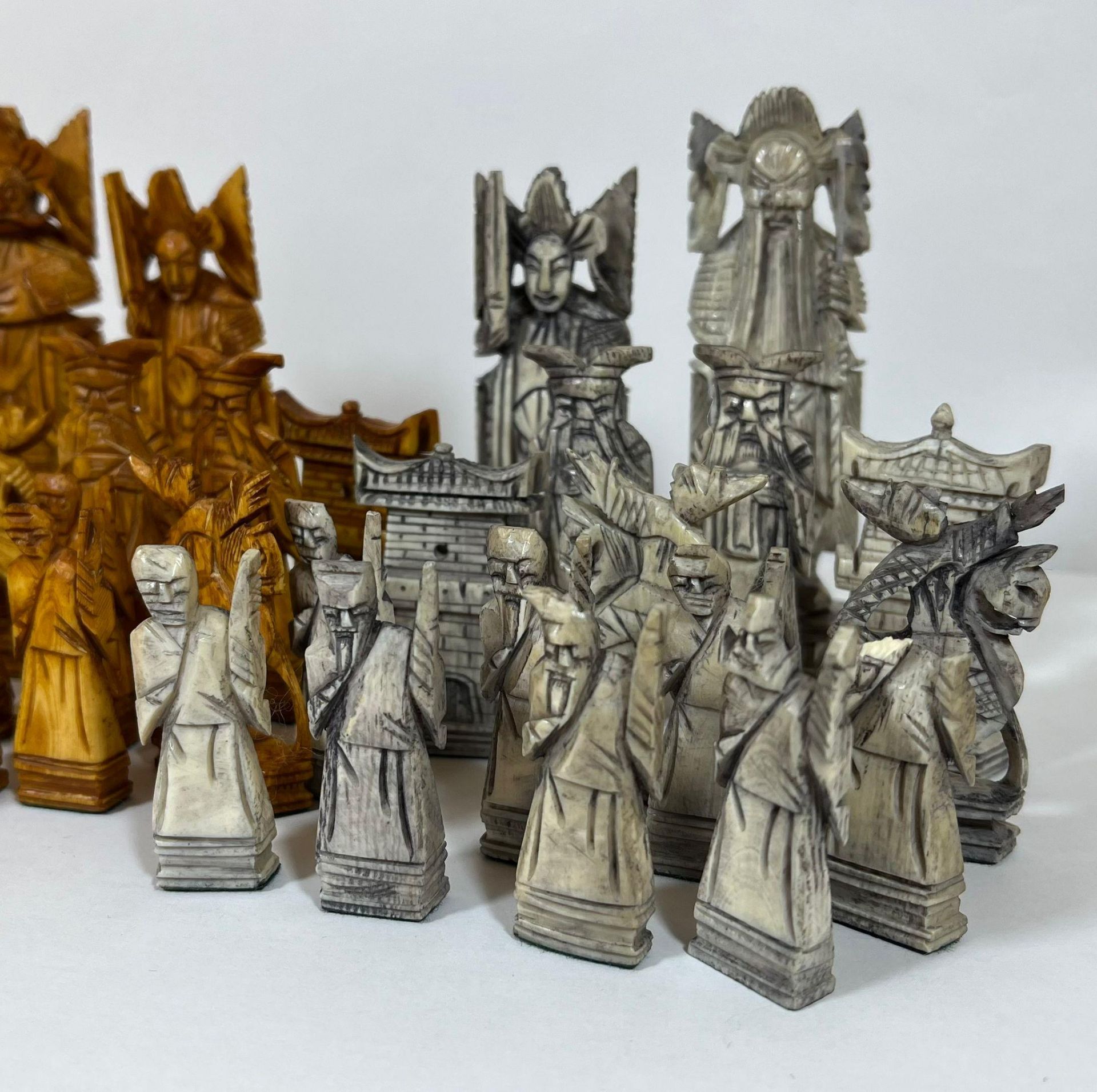 AN ORIENTAL STAINED BONE CHESS SET (ONE PAWN MISSING) - Image 3 of 6