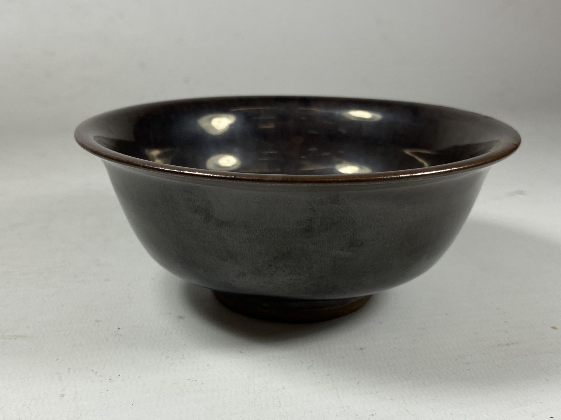 A CHINESE JIAN WARE STYLE TENMOKU GLAZE BOWL WITH FOUR CHARACTER MARK TO BASE, DIAMETER 12CM - Bild 2 aus 6