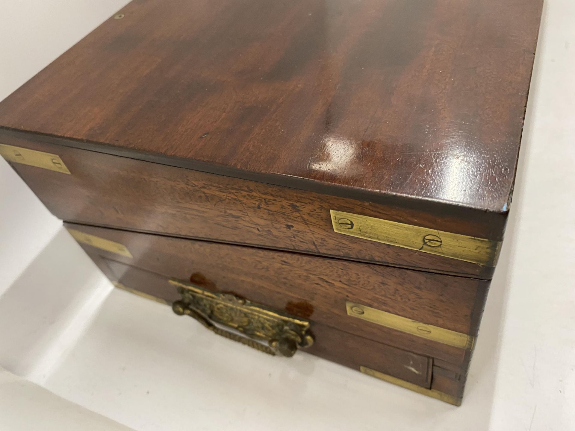 A MAHOGANY AND BRASS BOUND WRITING SLOPE WITH INNER PURPLE LEATHER SLOPE AND SIDE DRAWER, 15 X 24 - Image 2 of 5