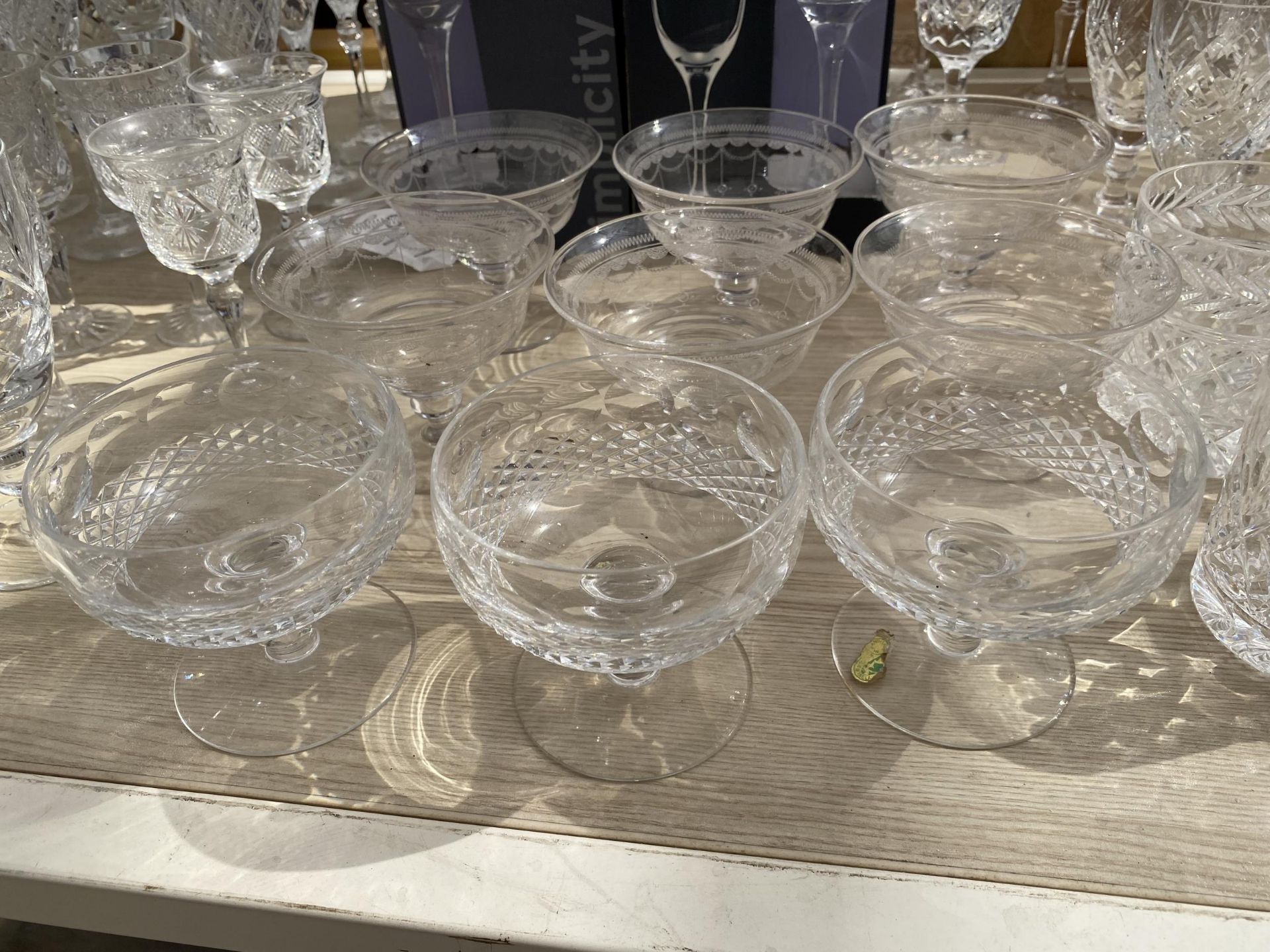A LARGE QUANTITY OF ASSORTED GLASS WARE TO INCLUDE CHAMPAGNE FLUTES, WHISKET TUMBLERS AND WINE - Image 8 of 8