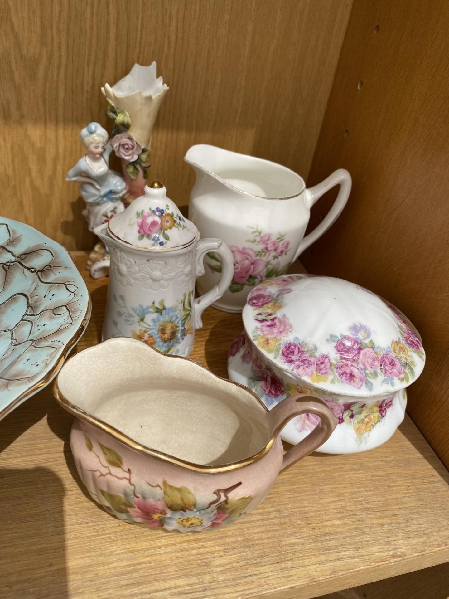 AN ASSORTMENT OF CERAMIC ITEMS TO INCLUDE JUGS, CANDLE STICKS AND BOWLS ETC - Image 2 of 4