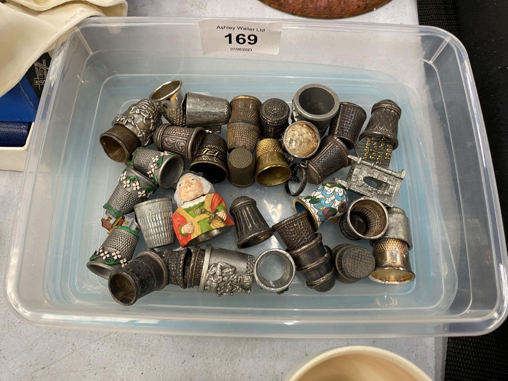 A COLLECTION OF VINTAGE METAL THIMBLES