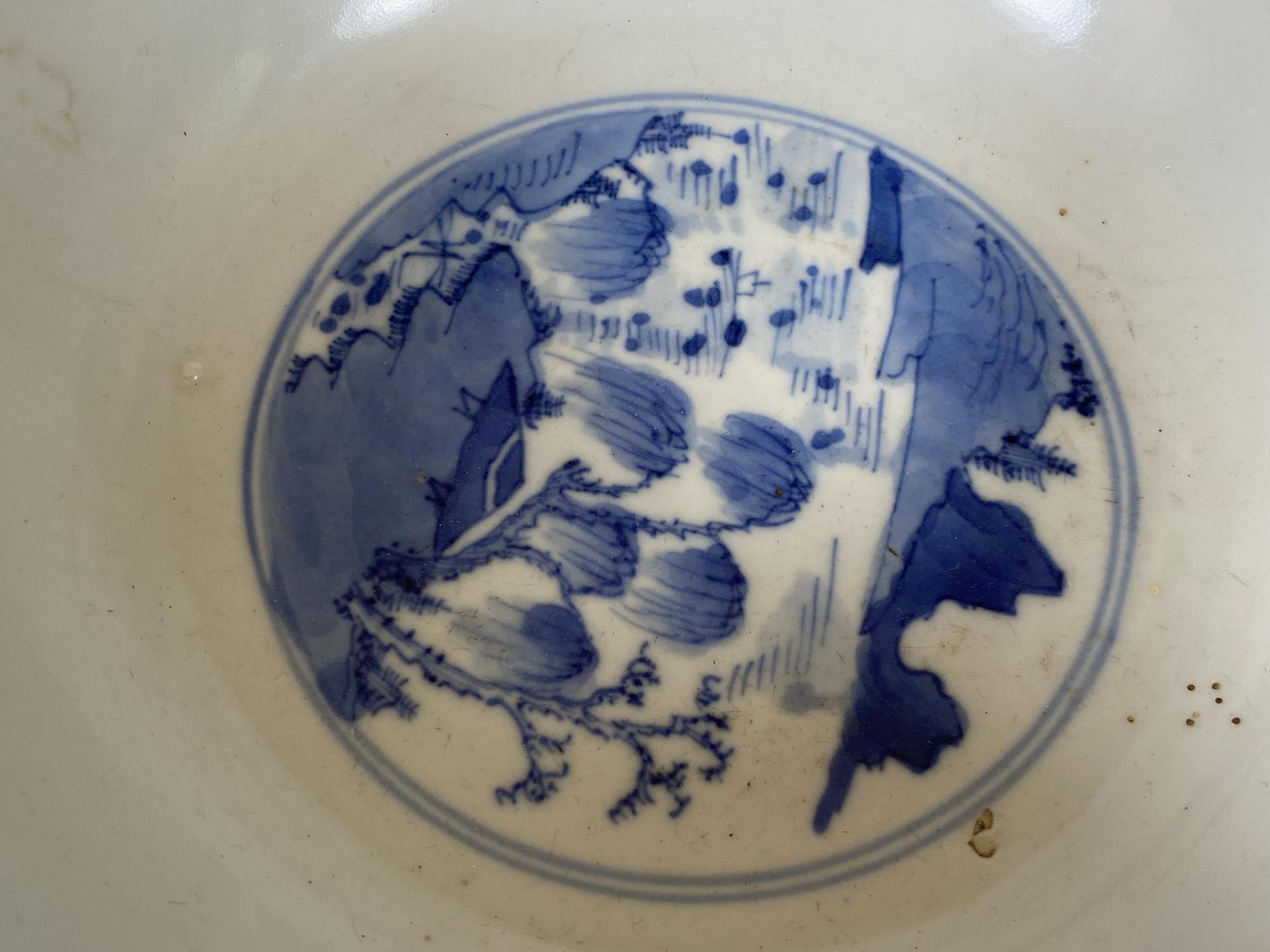 AN 18TH CENTURY CHINESE BLUE AND WHITE QING PORCELAIN BOWL WITH PAGODA DESIGN, FOUR CHARACTER DOUBLE - Bild 5 aus 12