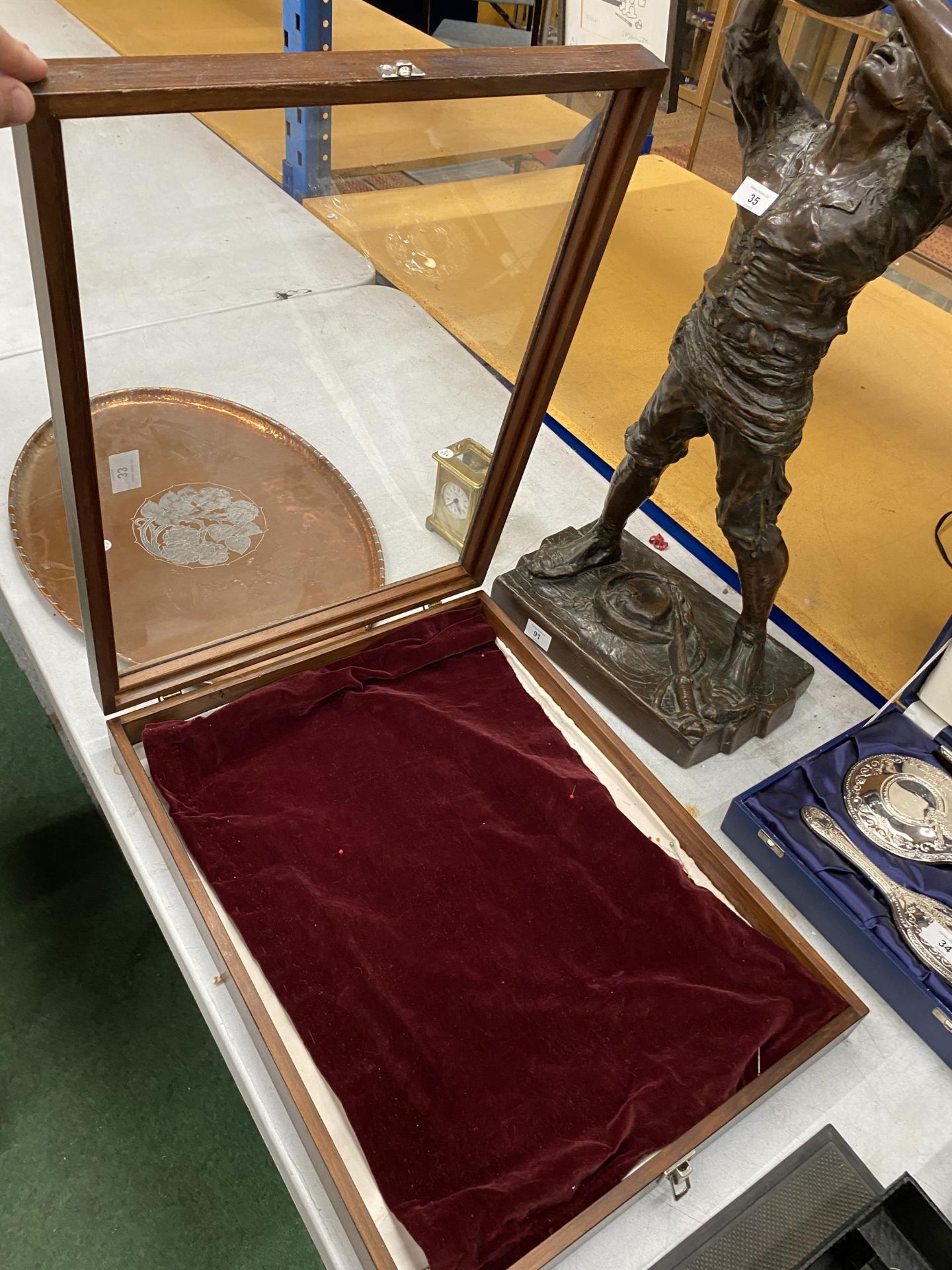 A VINTAGE OAK TABLE TOP JEWELLERY DISPLAY CASE, 41 X 56CM - Image 3 of 3