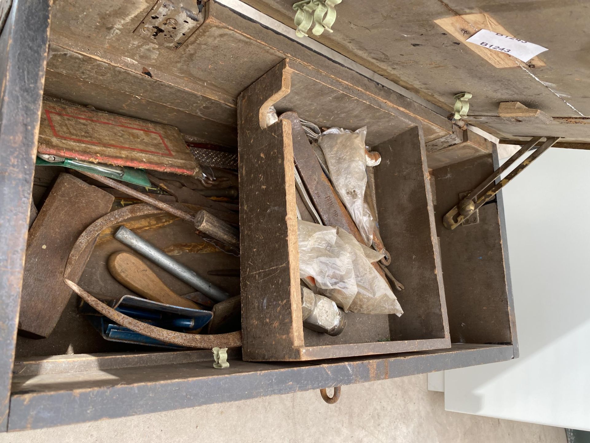 A VINTAGE WOODEN JOINERS CHEST WITH AN ASSORTMENT OF TOOLS TO INCLUDE HAMMERS AND CHISELS ETC - Image 3 of 4