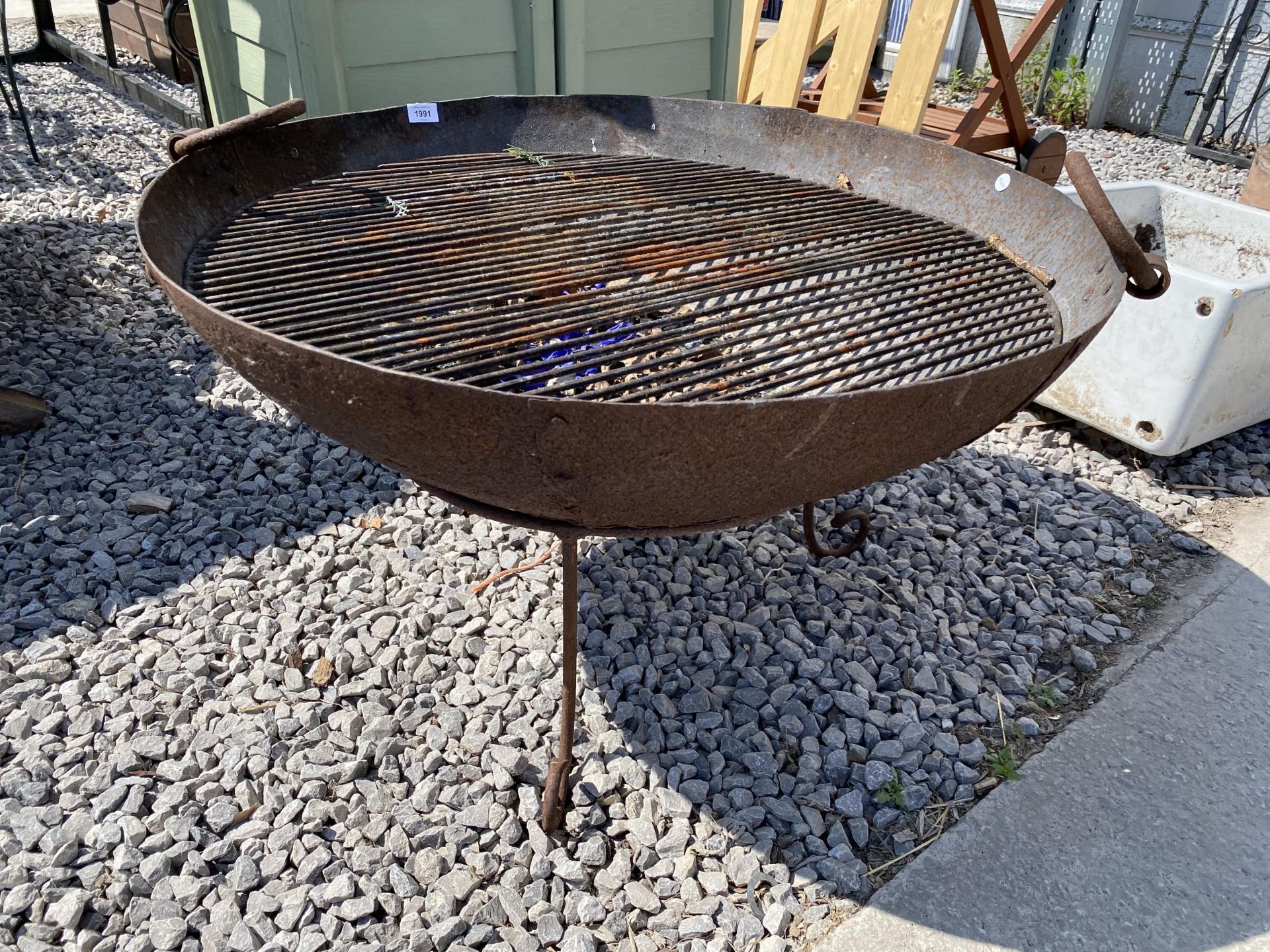 A DECORATIVE METAL TWIN HANDLE FIRE PIT WITH STAND