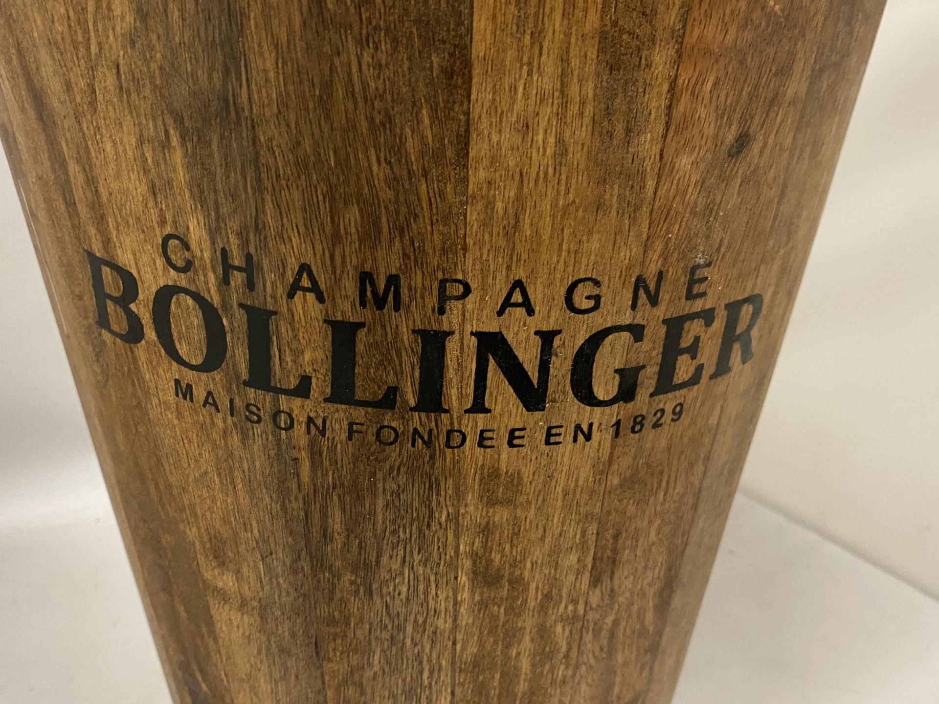 A WOODEN BOLLINGER CHAMPAGNE BUCKET WITH HANDLE, HEIGHT 40CM - Bild 2 aus 3