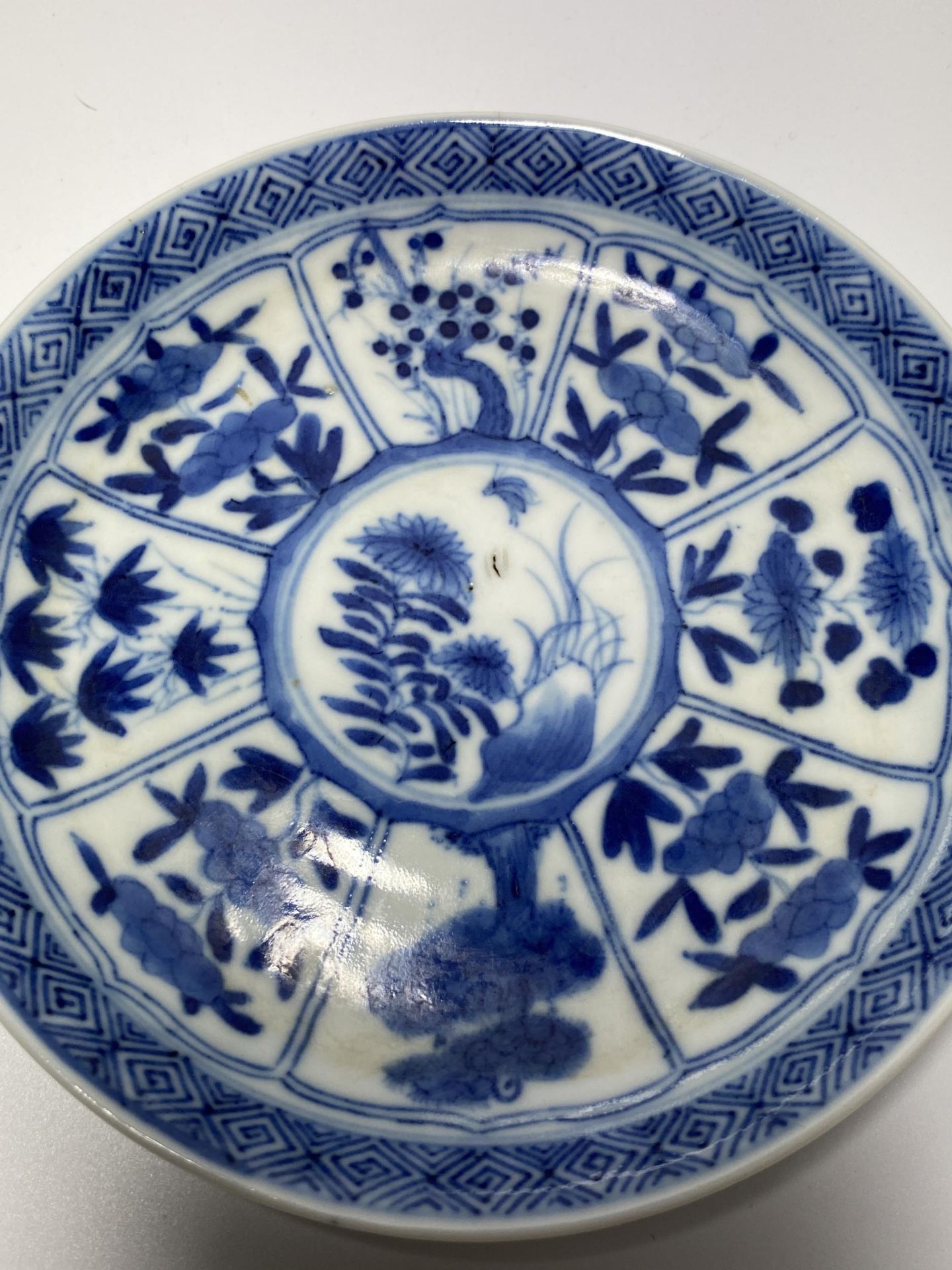 A PAIR OF KANGXI PERIOD (1661-1722) CHINESE BLUE AND WHITE PORCELAIN PLATES, ARTEMESIA LEAF MARK - Image 4 of 13