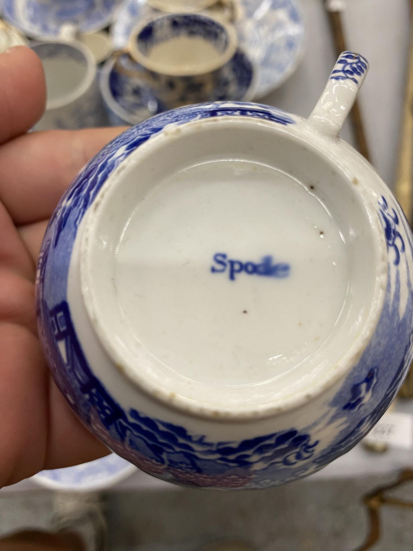 A LARGE COLLECTION OF BLUE AND WHITE 19TH CENTURY AND LATER PORCELAIN TO INCLUDE SPODE, ETC - Image 4 of 4
