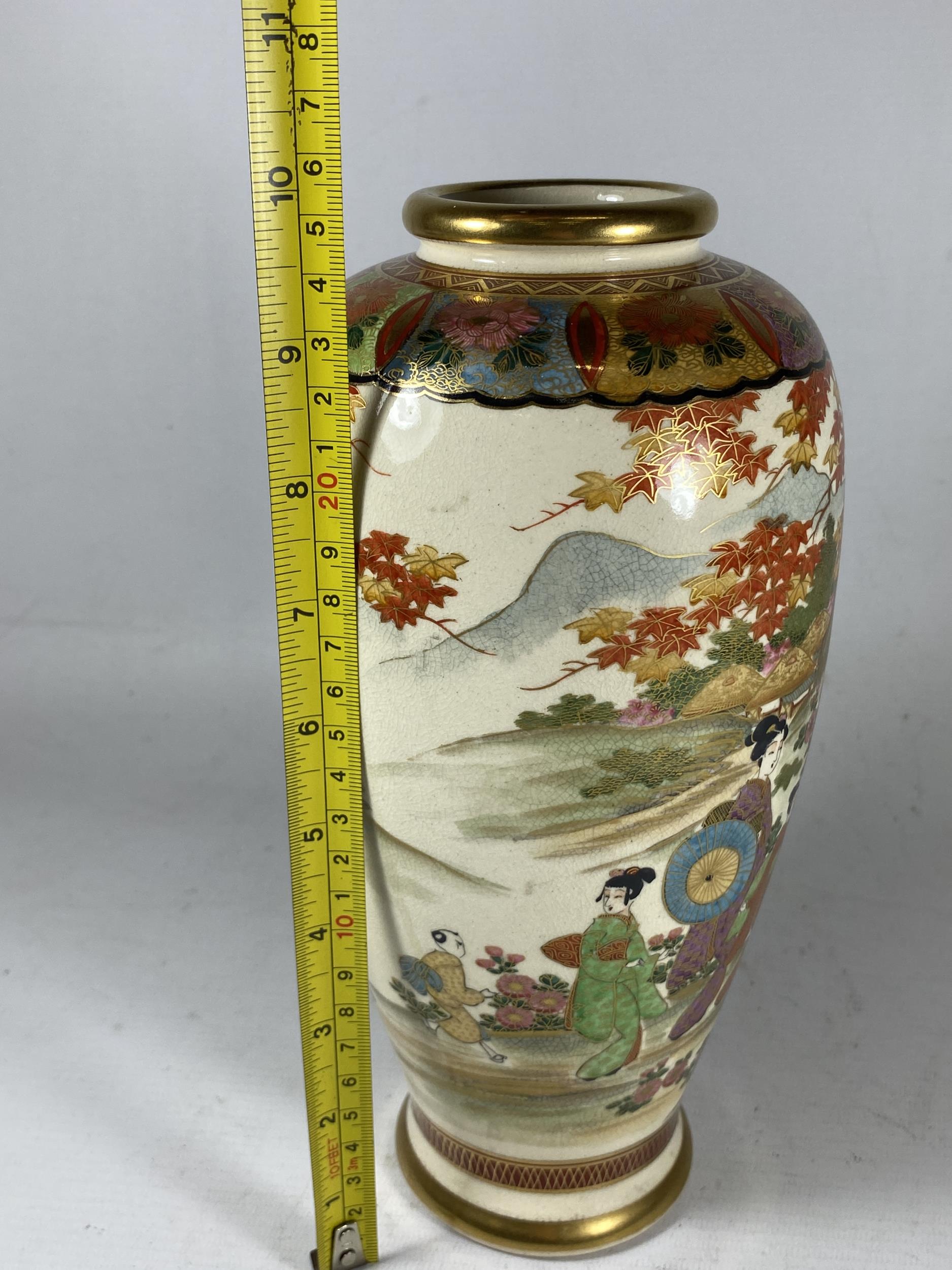 A HAND PAINTED JAPANESE SATSUMA 'SOKO CHINA' VASE WITH FIGURAL AND FLORAL DESIGN, HEIGHT 25CM - Bild 6 aus 6