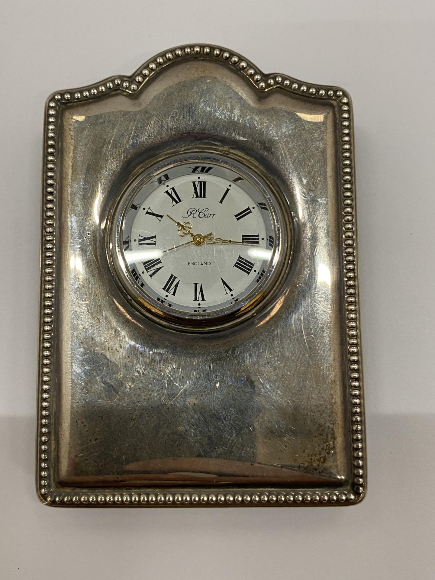 A ROBERT CARR SHEFFIELD HALLMARKED SILVER SMALL CLOCK WITH MILLENIUM 2000 HALLMARKS, 9 X 6CM