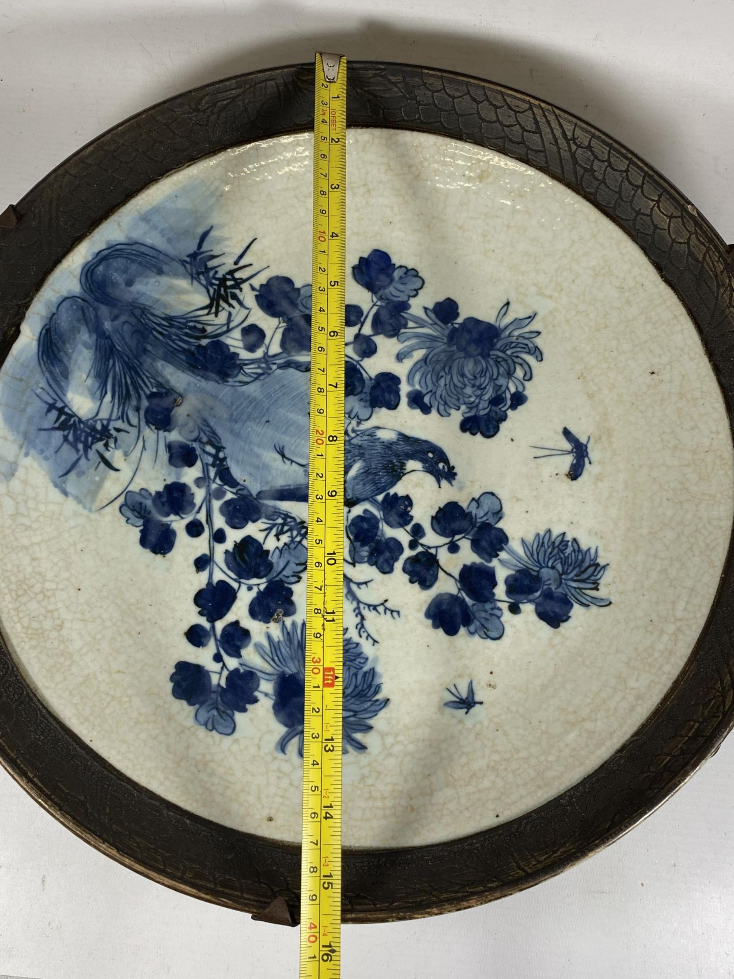 A LARGE CHINESE CRACKLE GLAZE BLUE AND WHITE FLORAL CHARGER, A/F, DIAMETER 39CM - Bild 6 aus 6