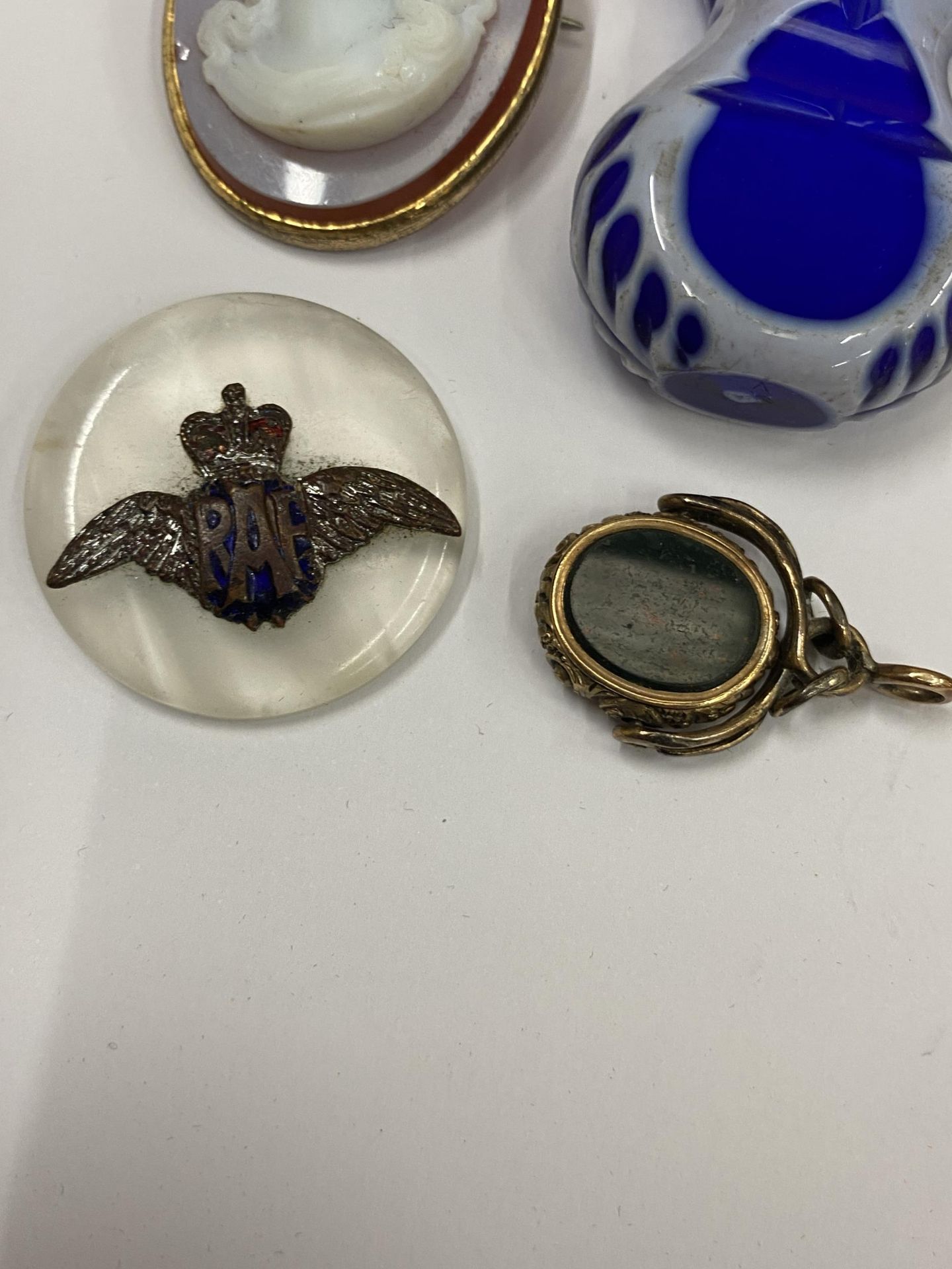 A GROUP OF VINTAGE JEWELLERY ITEMS, YELLOW METAL CAMEO BROOCH, RAF BADGE, WAX SEAL ETC - Image 3 of 5