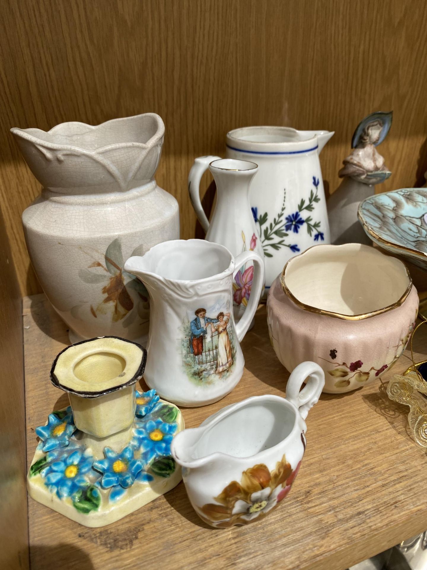 AN ASSORTMENT OF CERAMIC ITEMS TO INCLUDE JUGS, CANDLE STICKS AND BOWLS ETC - Image 3 of 4