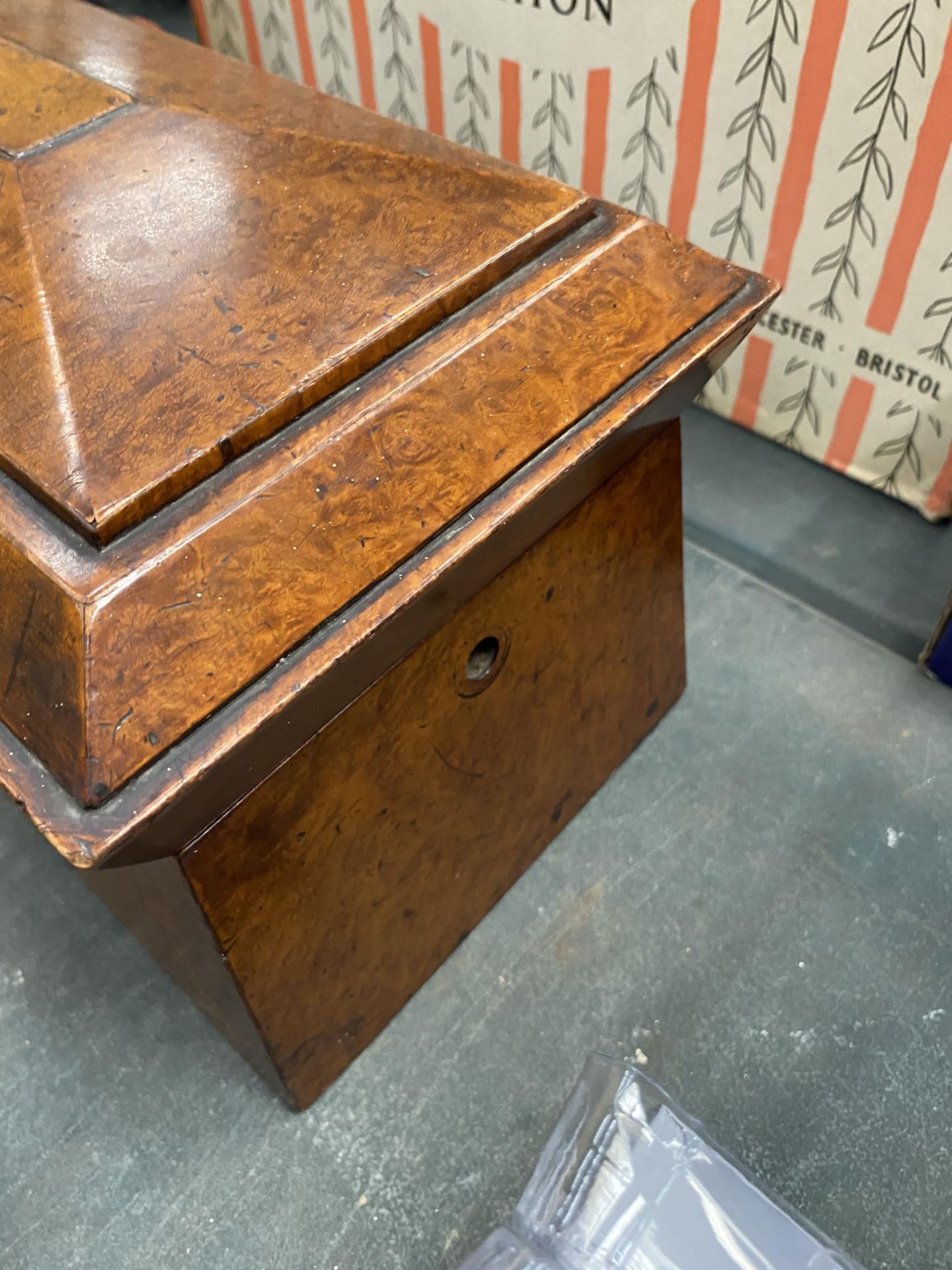 A VICTORIAN BURR MAPLE TEA CADDY, 35 X 18CM - Bild 3 aus 3