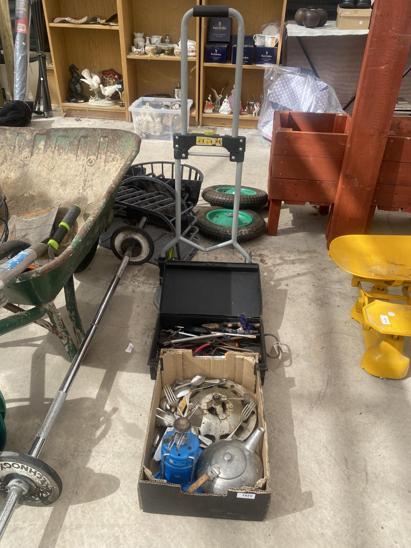 AN ASSORTMENT OF ITEMS TO INCLUDE CAMPING STOVE AND SACK TRUCK ETC