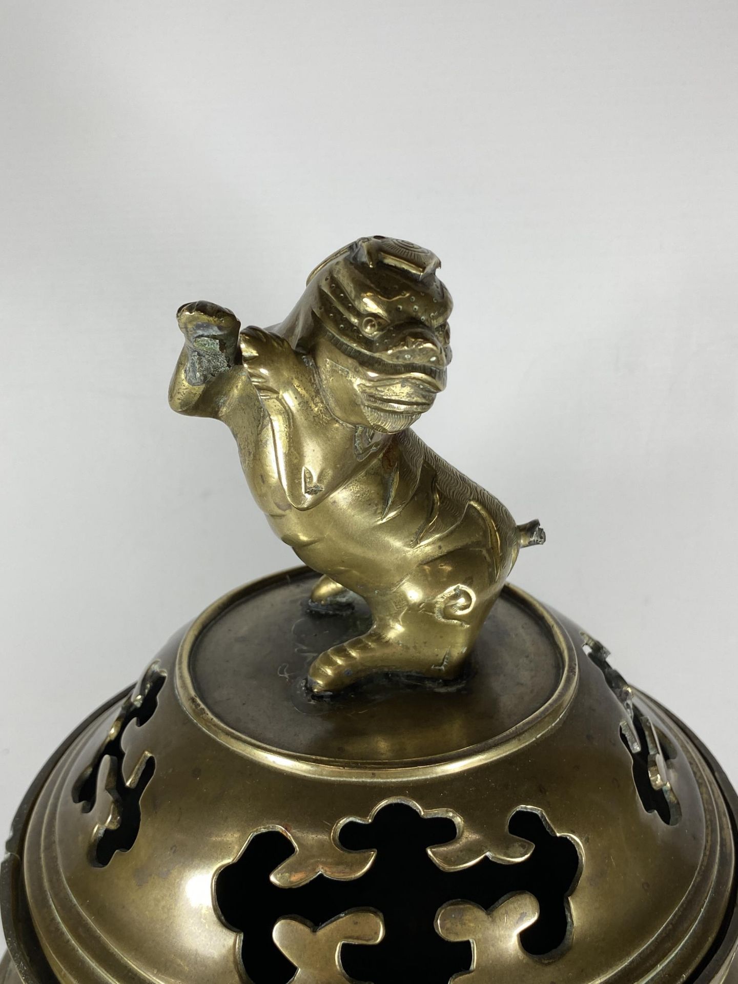 A LARGE CHINESE TWIN HANDLED BRASS LIDDED TEMPLE JAR, WITH DRAGONS CHASING THE FLAMING PEARL - Image 3 of 8