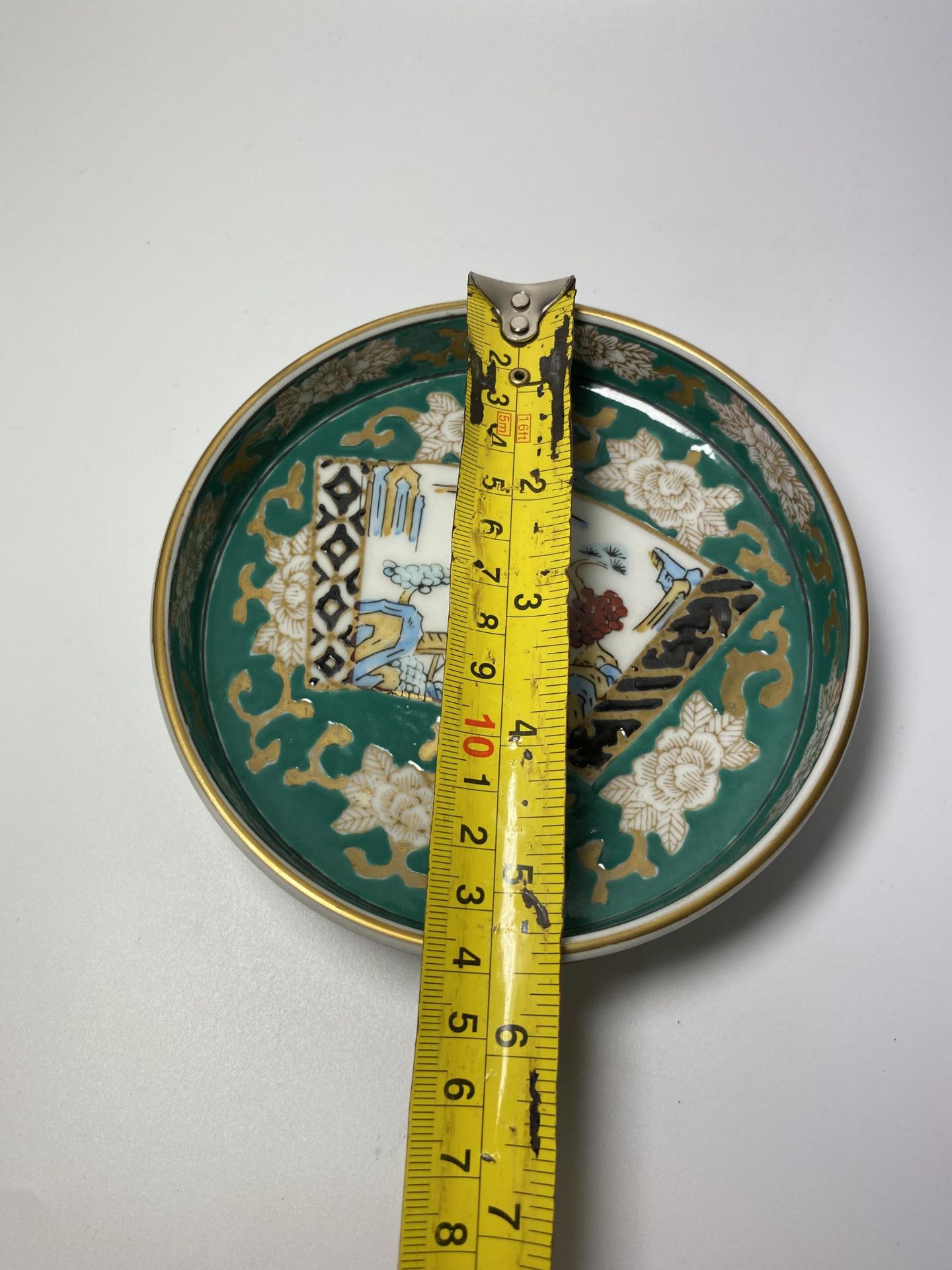 A JAPANESE GOLD IMARI ENAMEL DESIGN DISH, DIAMETER 14CM - Image 5 of 5