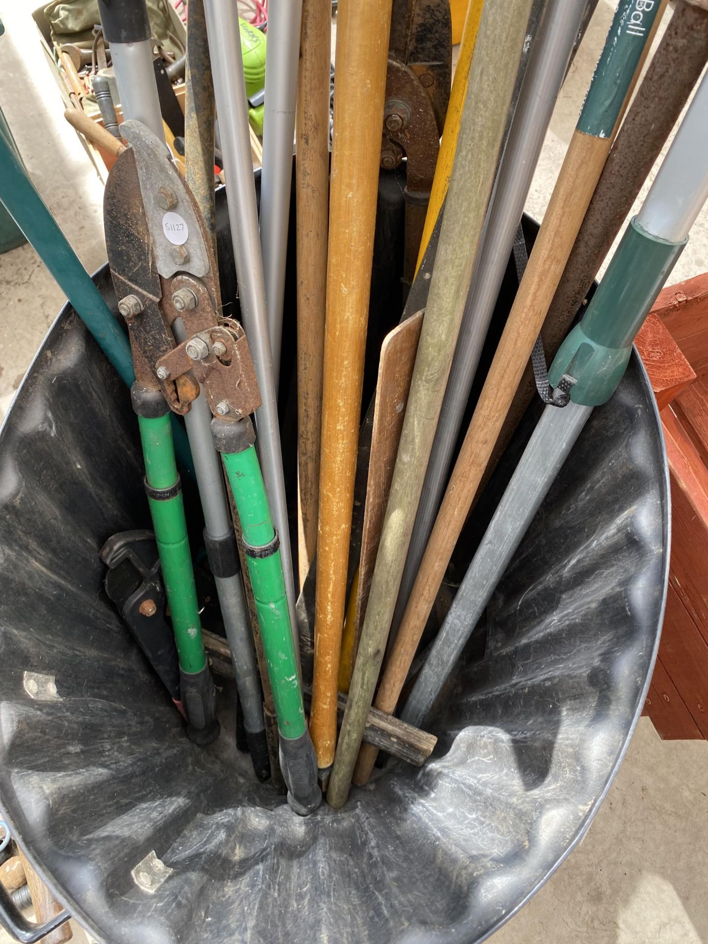 A PLASTIC DUST BIN CONTAINING AN ASSORTMENT OF GARDEN TOOLS TO INCLUDE BRUSHES, RAKES AND LOPPERS - Image 3 of 3