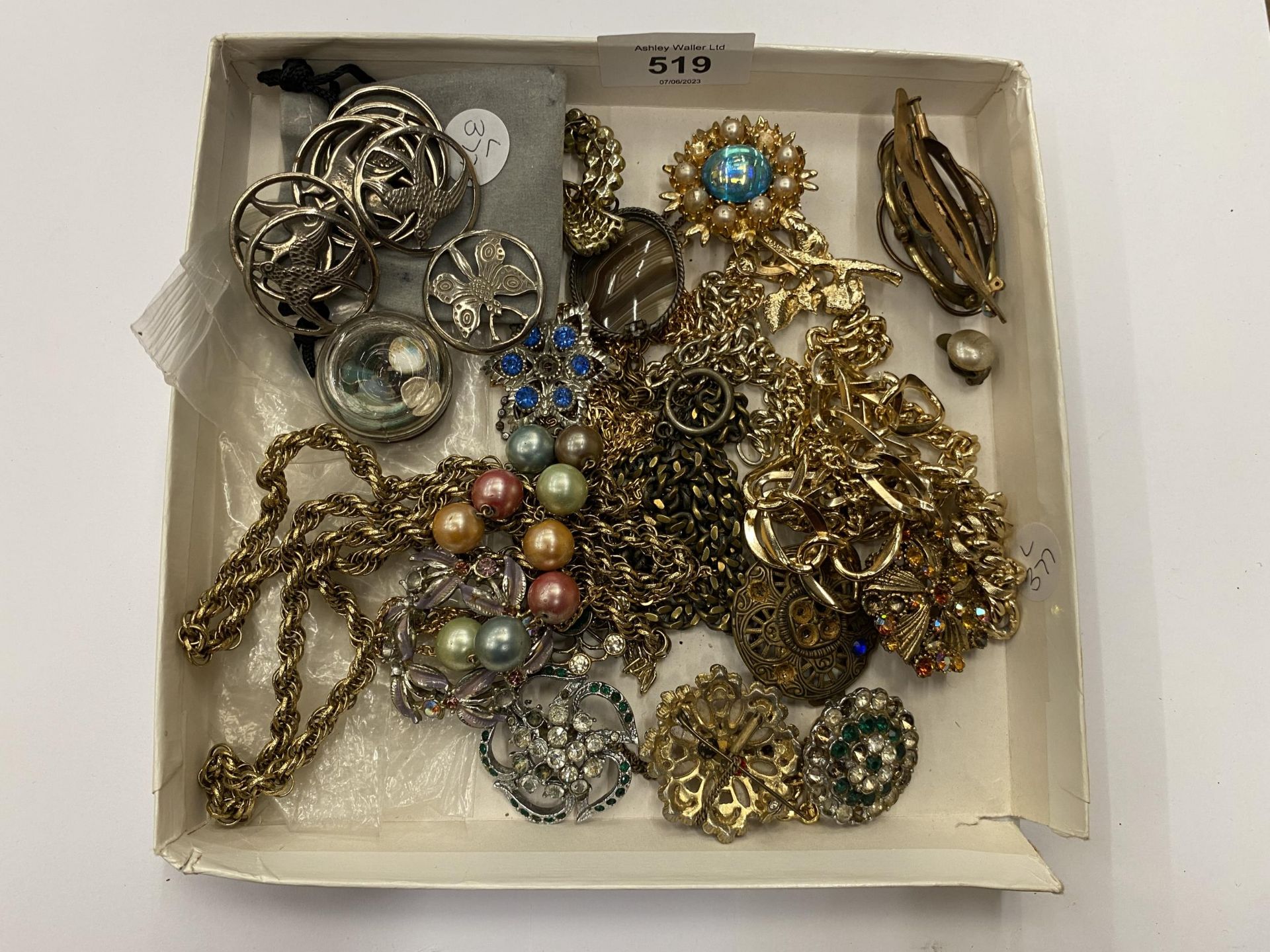 A BOX OF ASSORTED COSTUME JEWELLERY TO INCLUDE YELLOW METAL NECKLACES, WHITE METAL DOVE BUTTONS ETC