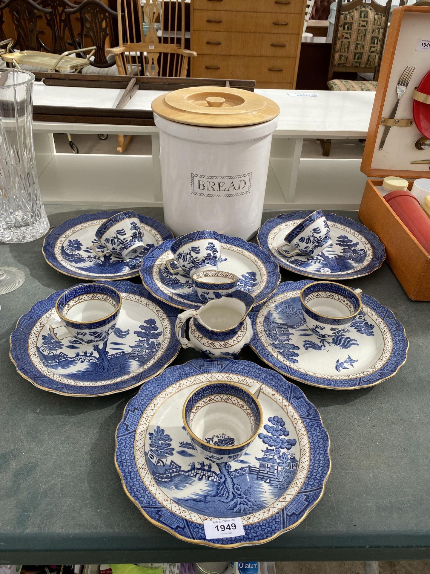 A COLLECTION OF ROYAL OLD WILLOW BLUE AND WHITE CERAMICS AND A LIDDED BREAD BIN