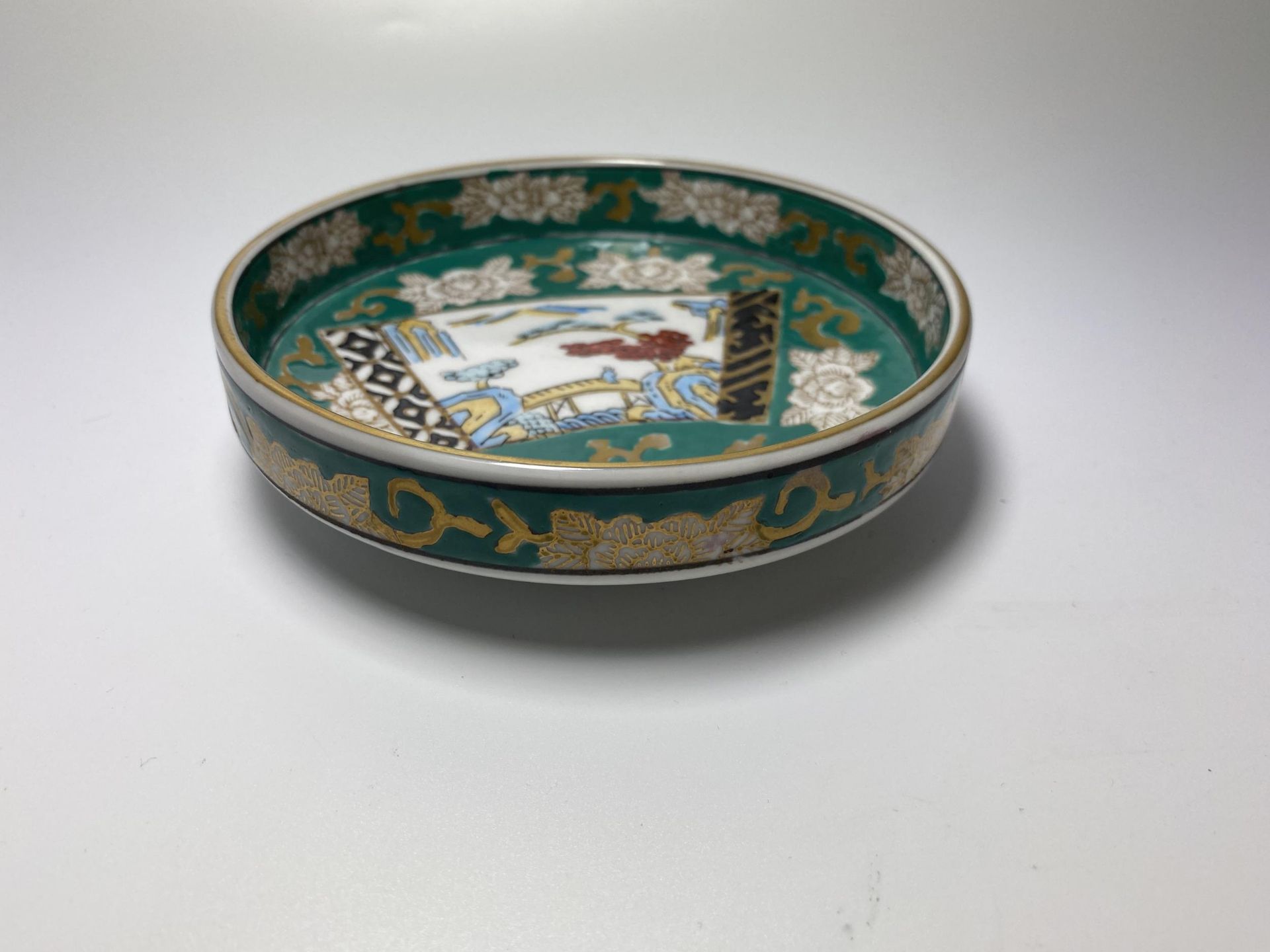 A JAPANESE GOLD IMARI ENAMEL DESIGN DISH, DIAMETER 14CM - Image 2 of 5