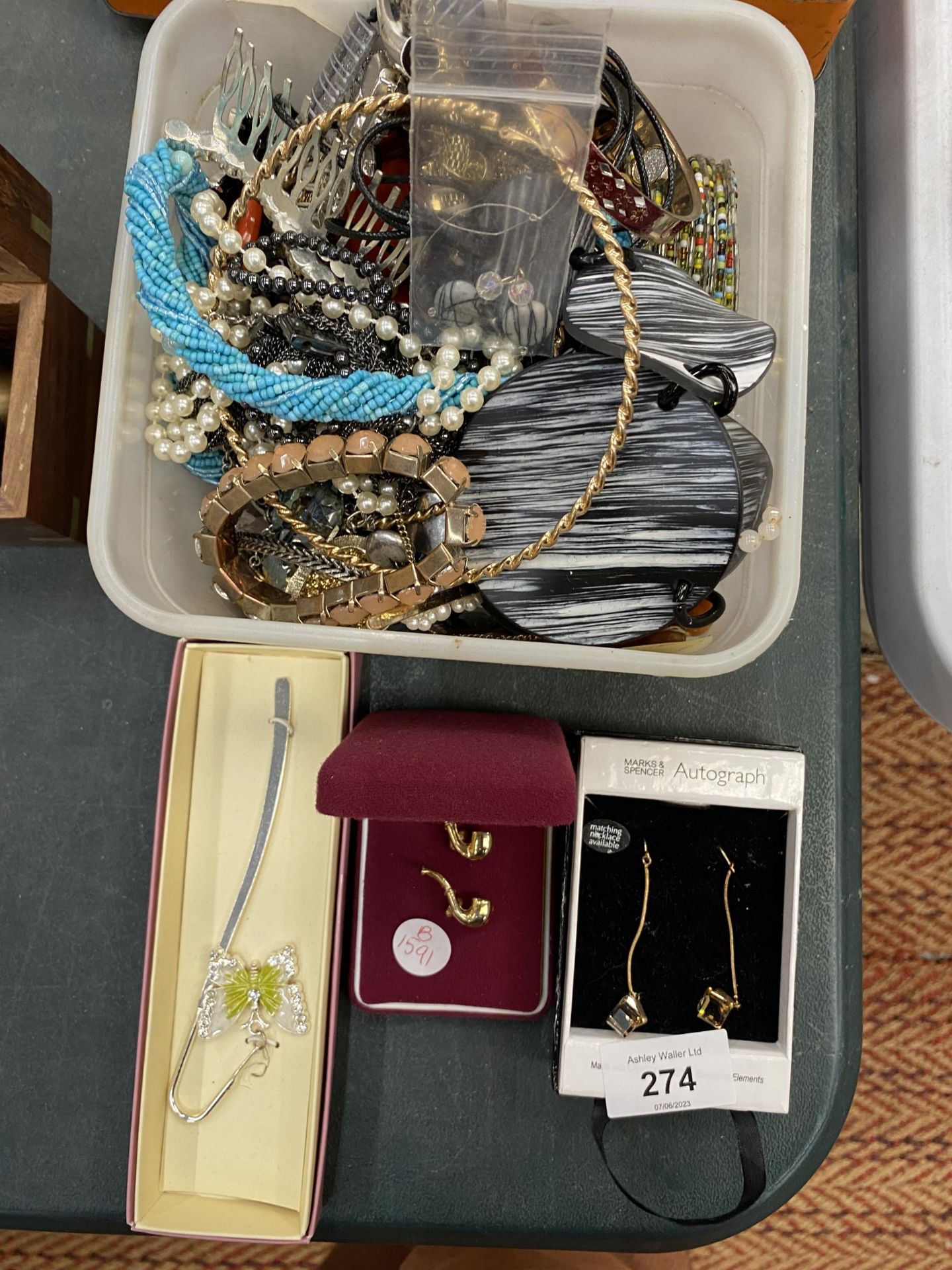 A LARGE QUANTITY OF COSTUME JEWELLERY TO INCLUDE NECKLACES, BEADS, BANGLES, BROOCHES, BRACELETS, - Image 3 of 3