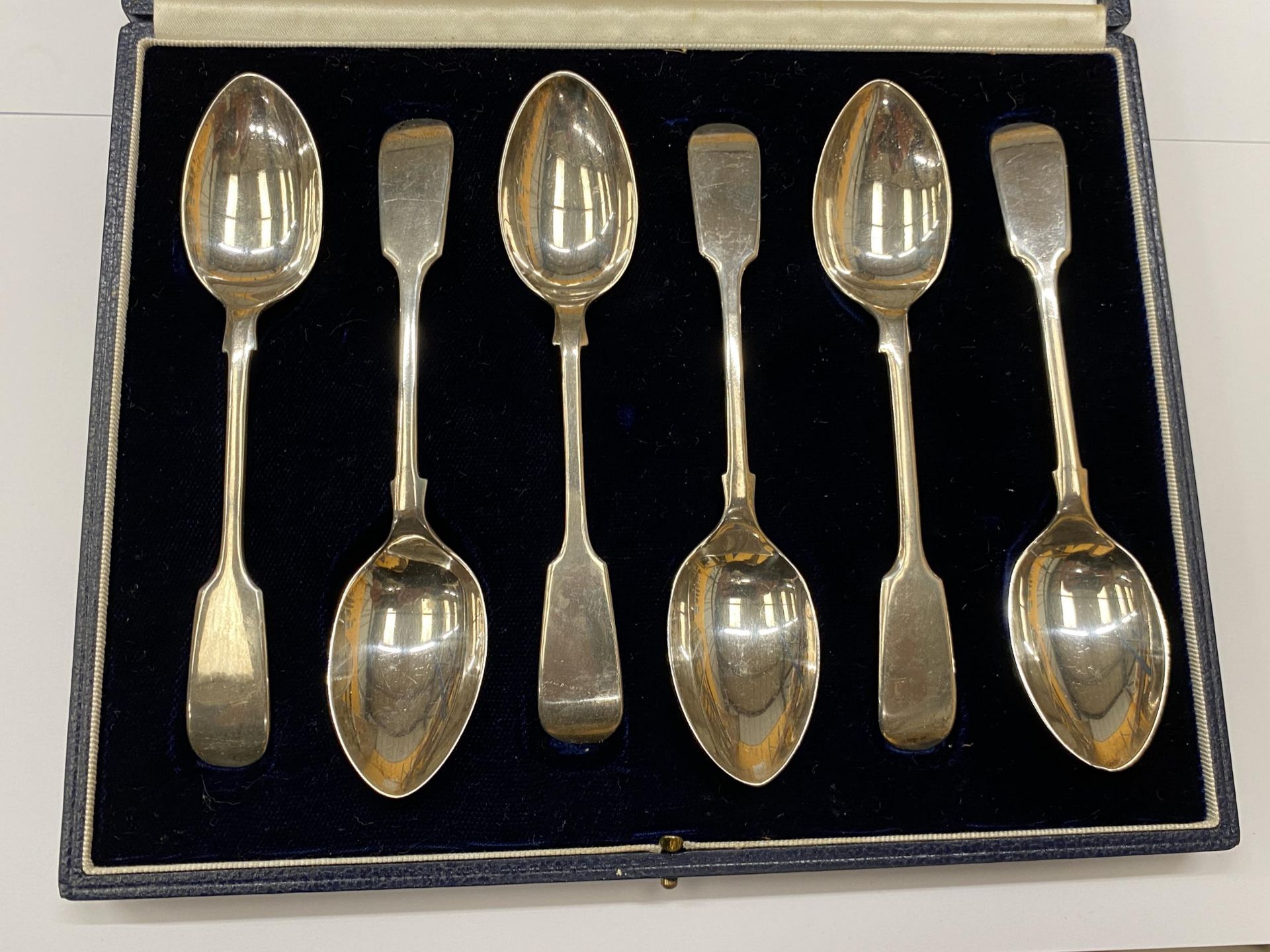 A CASED SET OF SIX HALLMARKED WALKER & HALL TEASPOONS, TOTAL WEIGHT 117G - Image 2 of 3