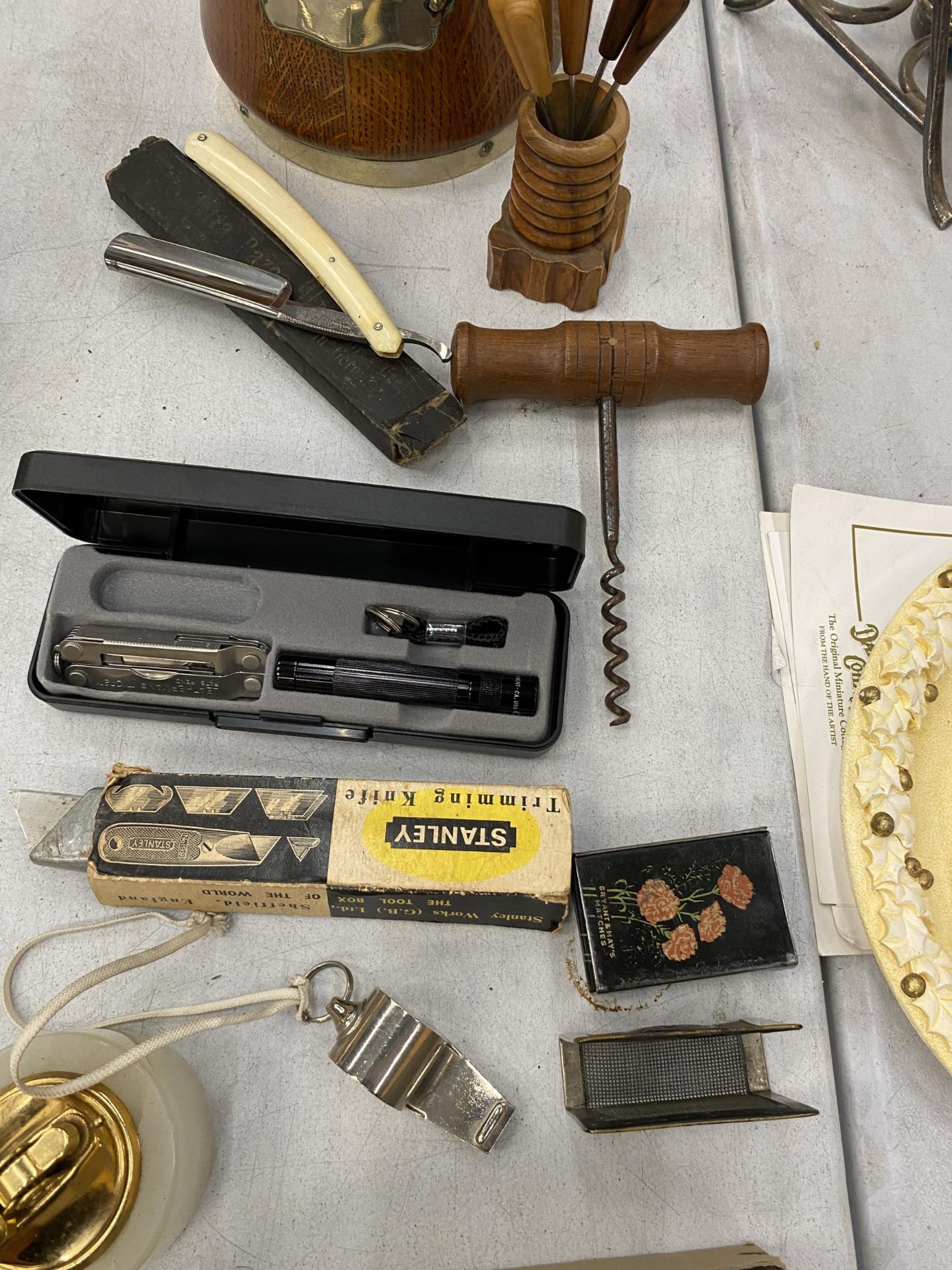 A MIXED VINTAGE LOT TO INCLUDE MATCHBOX HOLDERS, HIP FLASK, WHISTLES, CUT THROAT RAZOR, TABLE - Bild 3 aus 4