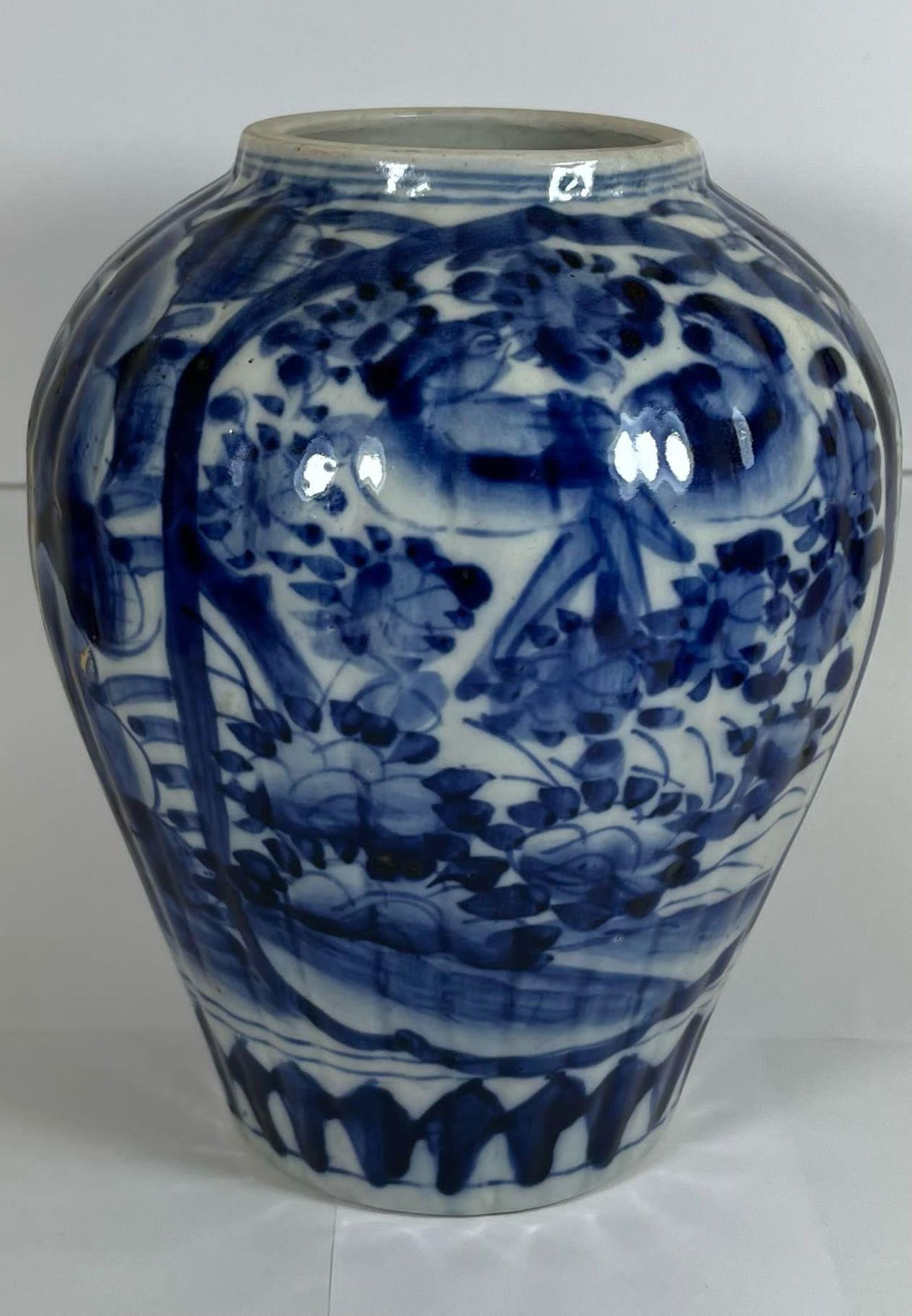 A JAPANESE MEIJI PERIOD (1868-1912) BLUE AND WHITE LIDDED TEMPLE JAR (FINIAL A/F), HEIGHT 30CM - Image 3 of 7