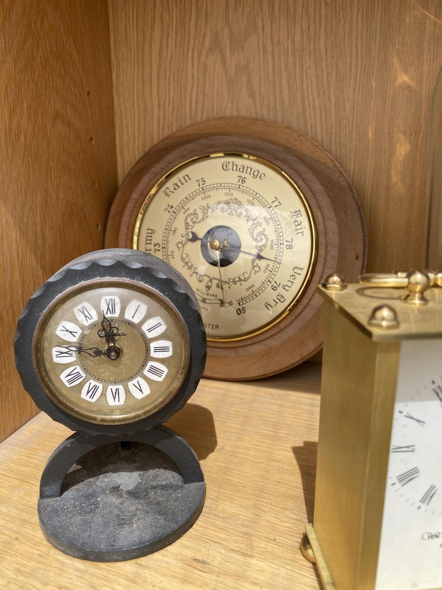 AN ASSORTMENT OF CLOCKS AND BAROMETERS TO INCLUDE AN ANNIVERSARY CLOCK AND THREE CARRIAGE CLOCKS ETC - Image 3 of 4