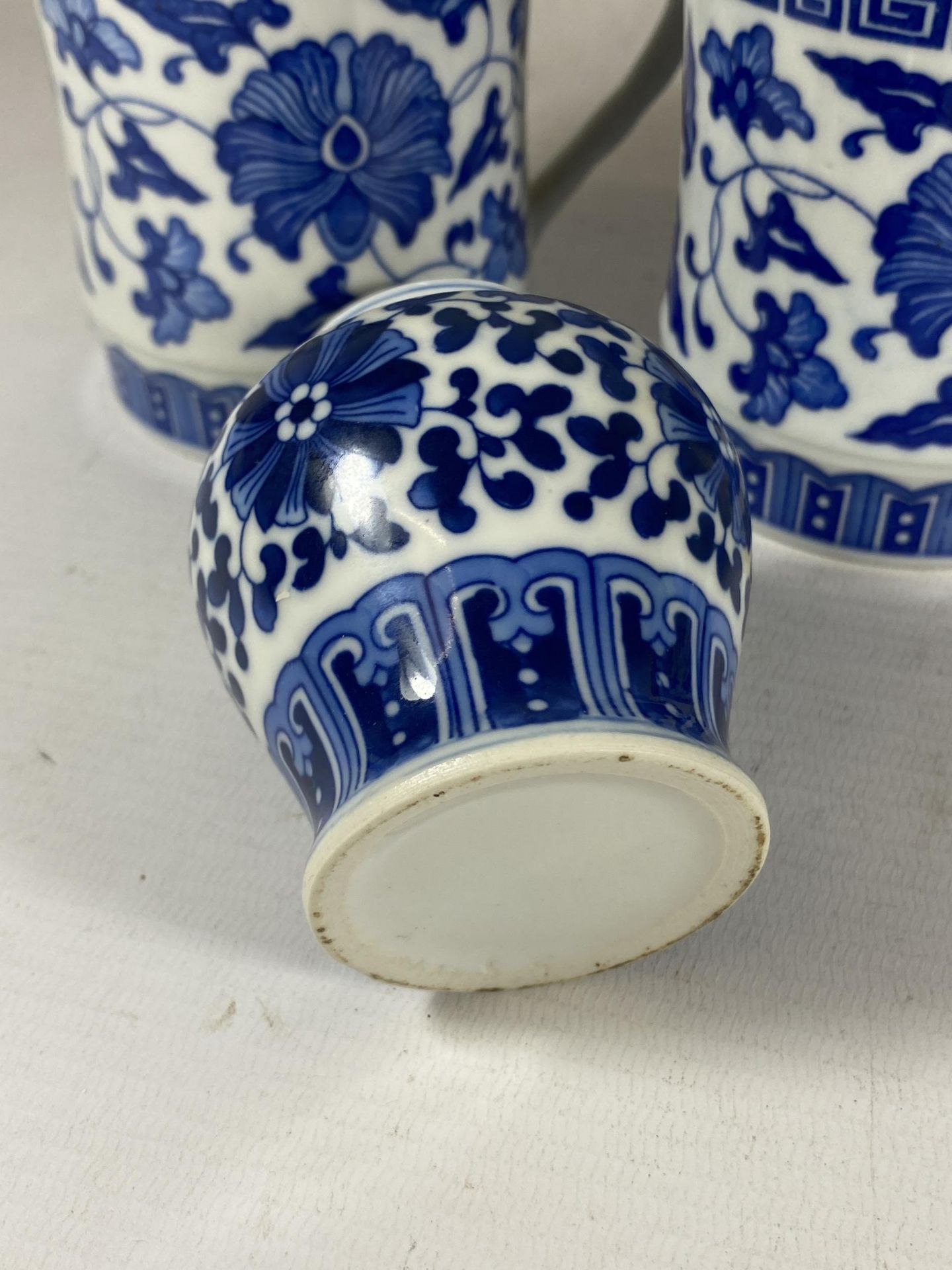 A GROUP OF MODERN CHINESE BLUE AND WHITE ITEMS - LIDDED JAR AND SET OF SIX LIDDED MUGS - Image 3 of 6