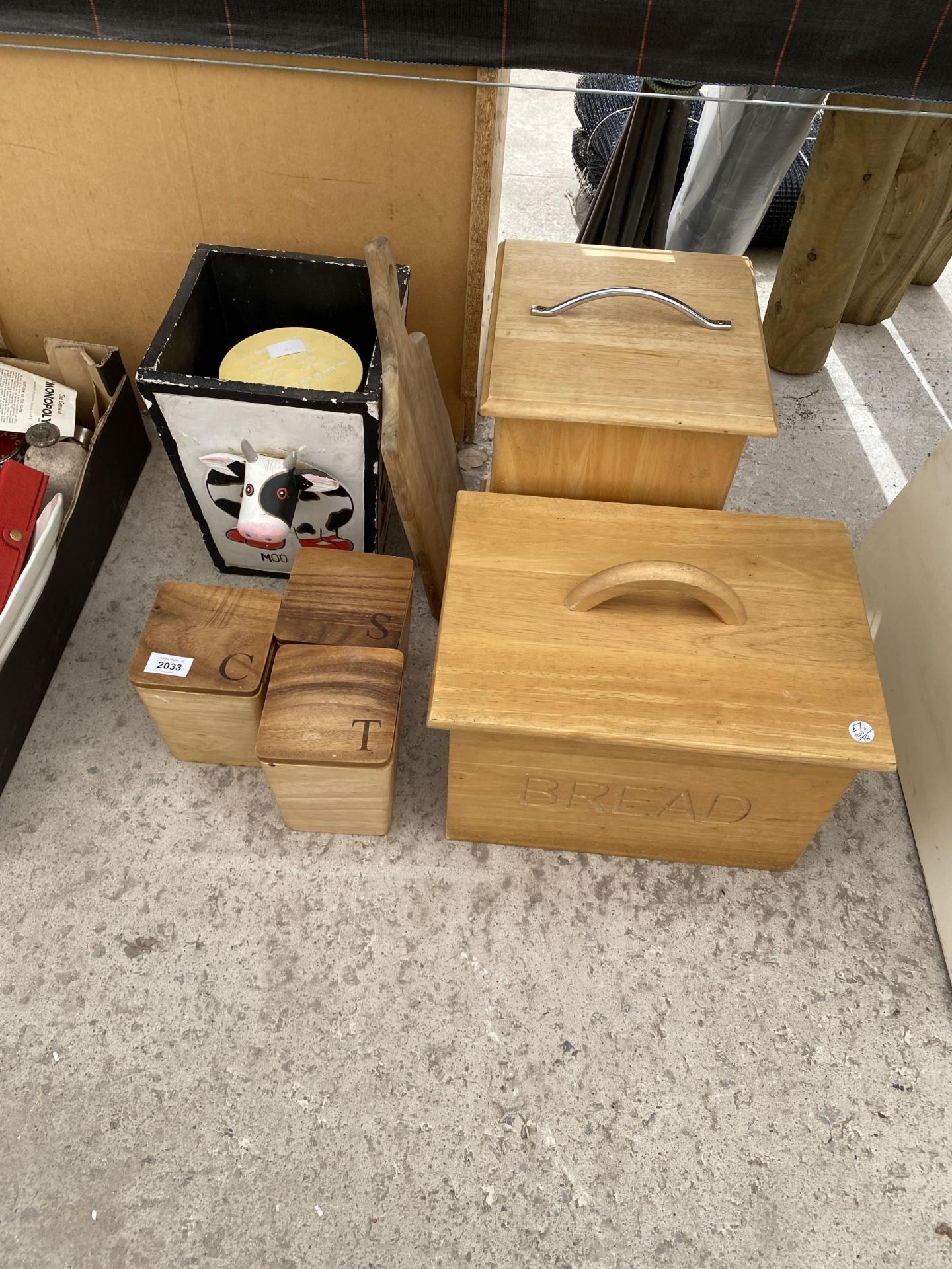 AN ASSORTMENT OF KITCHEN ITEMS TO INCLUDE TWO WOODEN BREAD BINS AND SUGAR CADDIES ETC