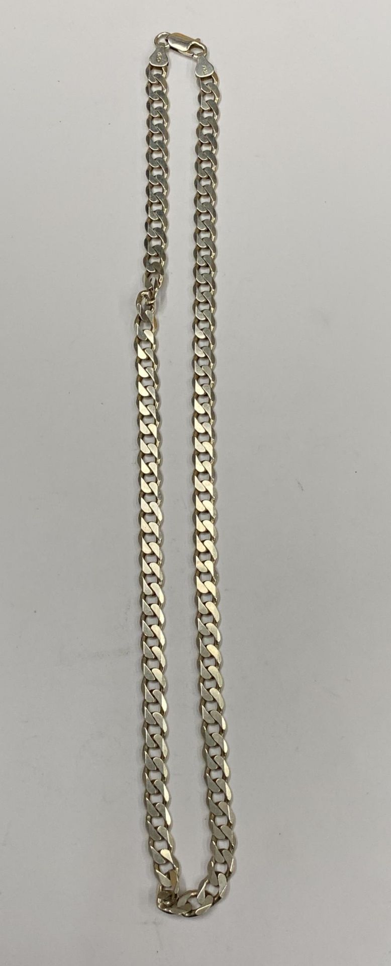 A 20" SILVER FLAT LINK NECK CHAIN