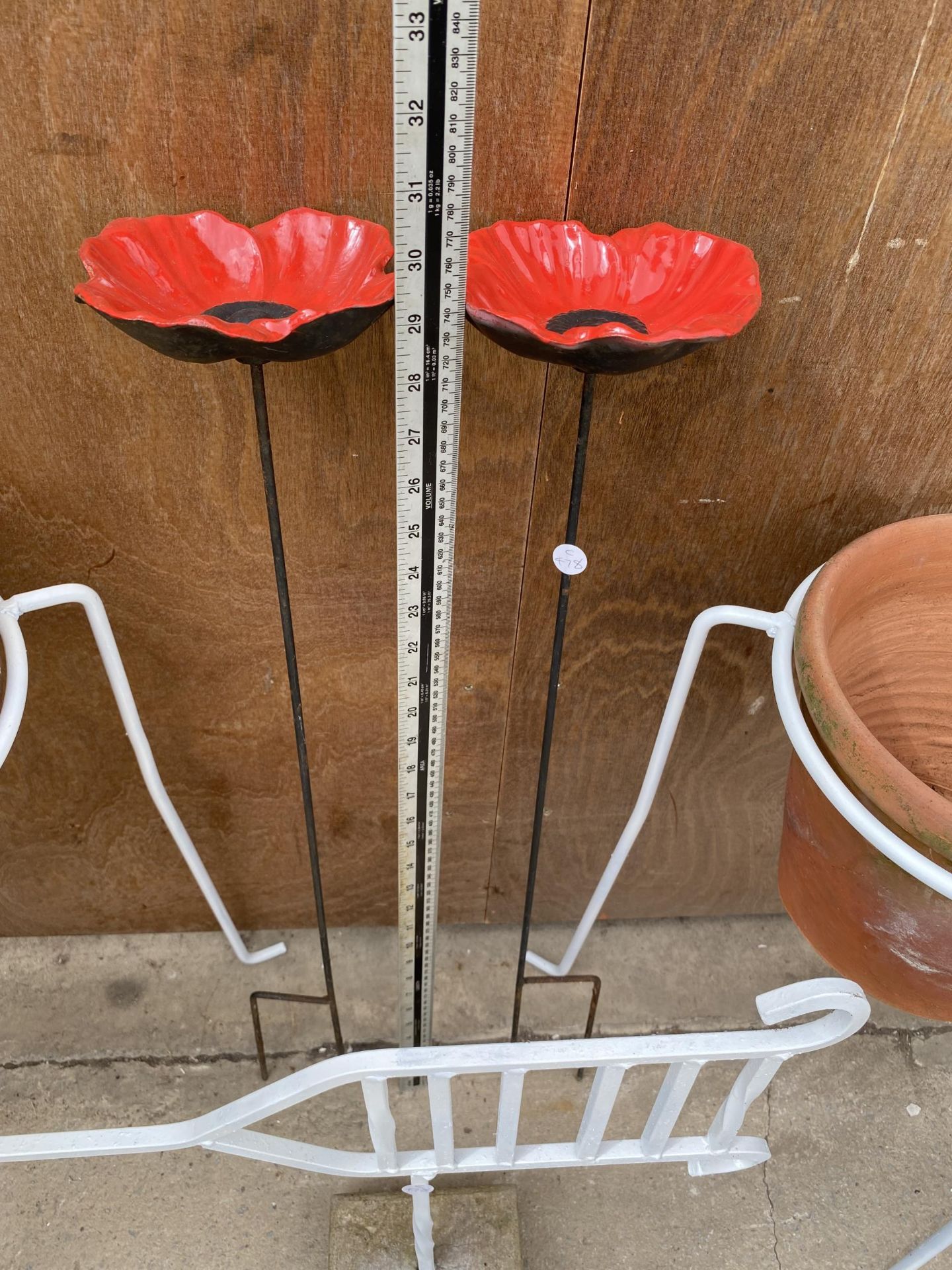 AN ASSORTMENT OF ITEMS TO INCLUDE TWO PLANT POT STANDS, AN ARROW SIGN SET IN CONCERETE AND TWO - Bild 6 aus 8