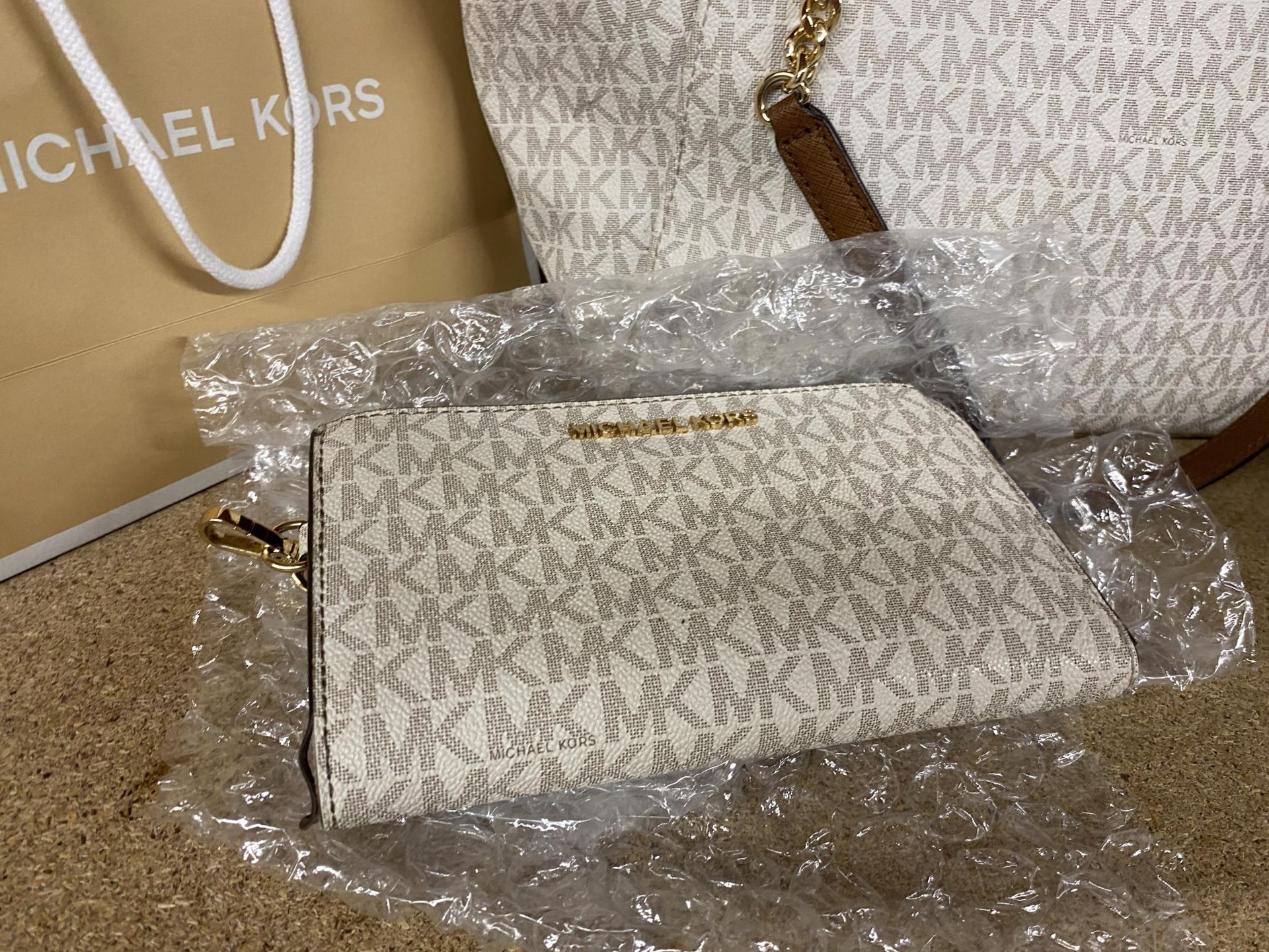 A MICHAEL KORS MATCHING HANDBAG AND PURSE SET WITH BAGS - Image 3 of 3