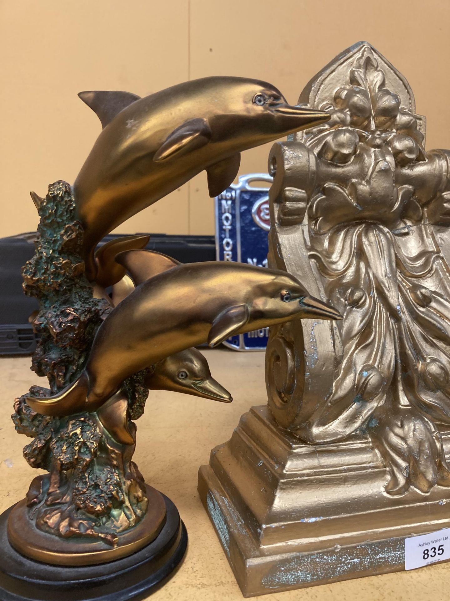 A TRIO OF RESIN DOLPHINS ON A PLINTH HEIGHT 28CM, A GILT WALL SCONCE AND A GILT COLOURED VASE HEIGHT - Image 2 of 2