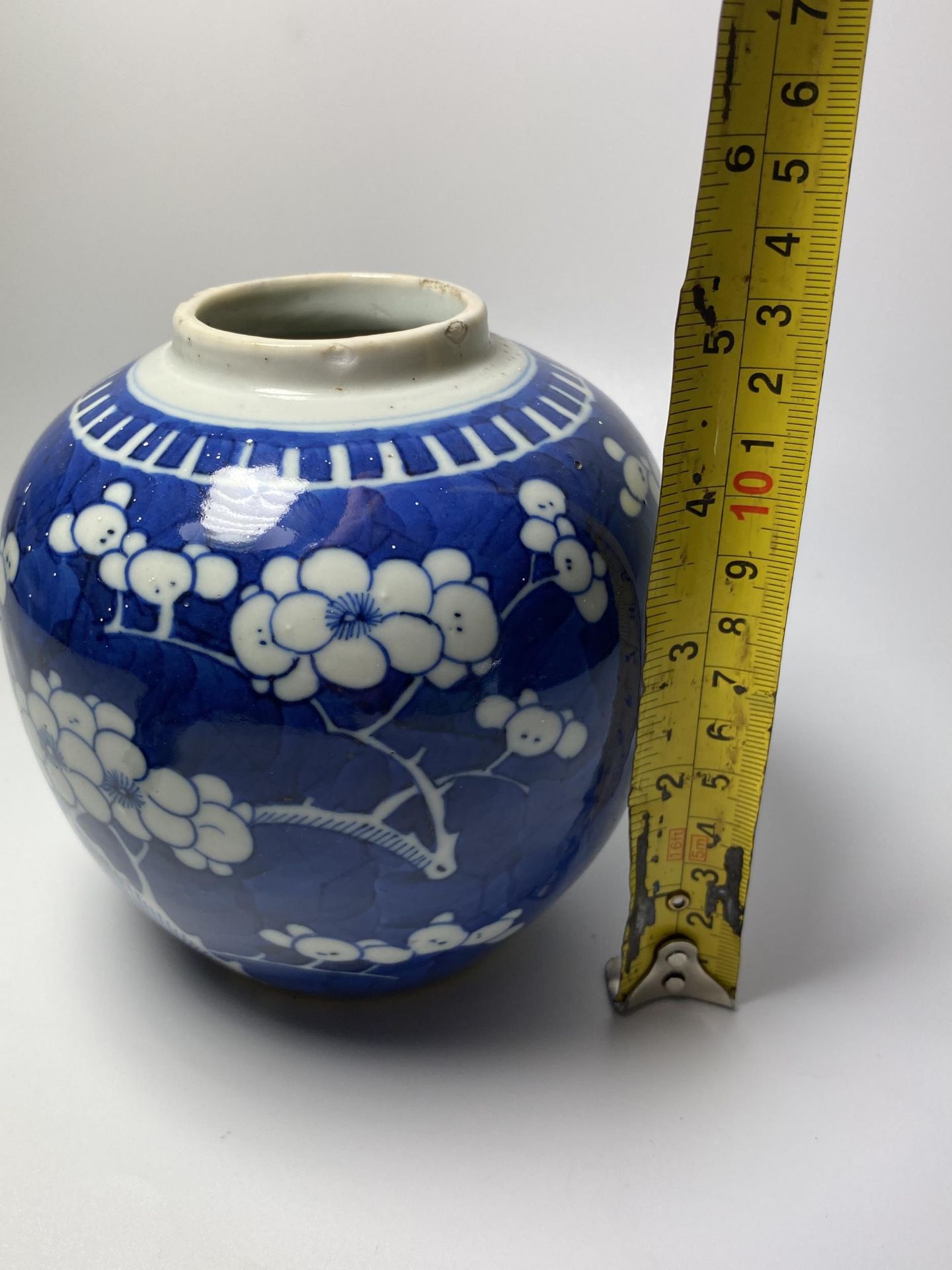 AN EARLY 20TH CENTURY CHINESE BLUE AND WHITE PRUNUS PATTERN GINGER JAR, DOUBLE RING MARK TO BASE, - Image 7 of 7