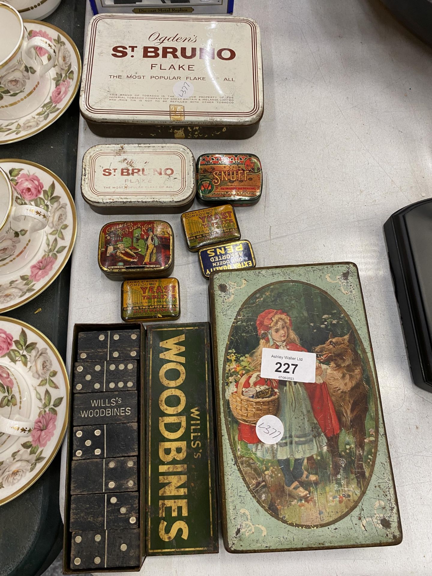 A COLLECTION OF VINTAGE TINS TO INCLUDE WILL'S WOODBINES DOMINOES