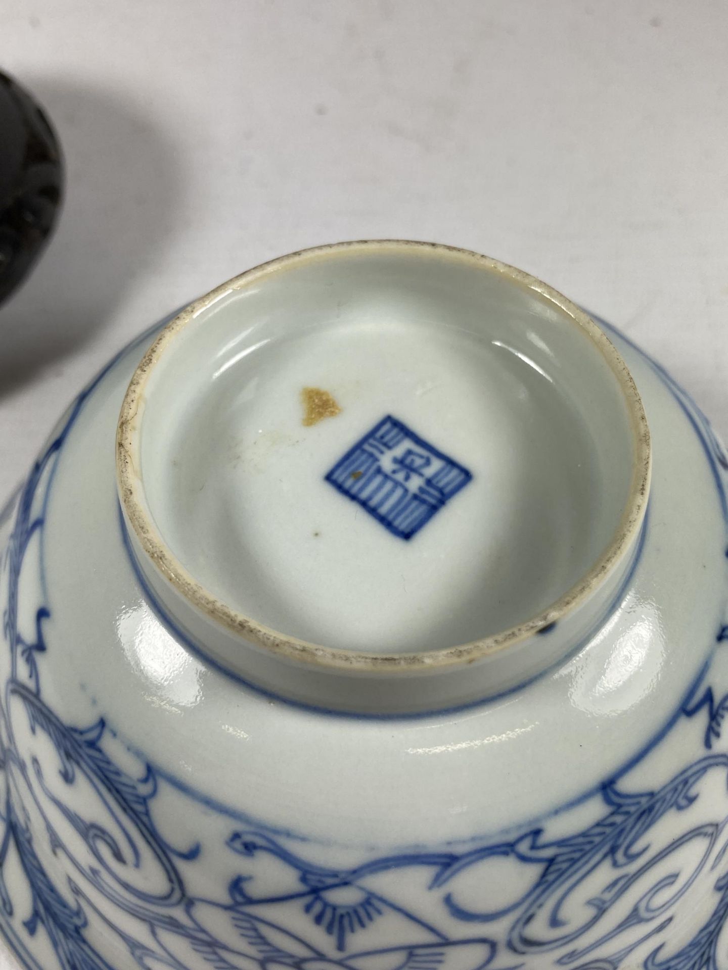 A MID-LATE 19TH CENTURY CHINESE QING TONGZHI PERIOD (1862-1874) BLUE & WHITE PORCELAIN BOWL ON - Image 5 of 6