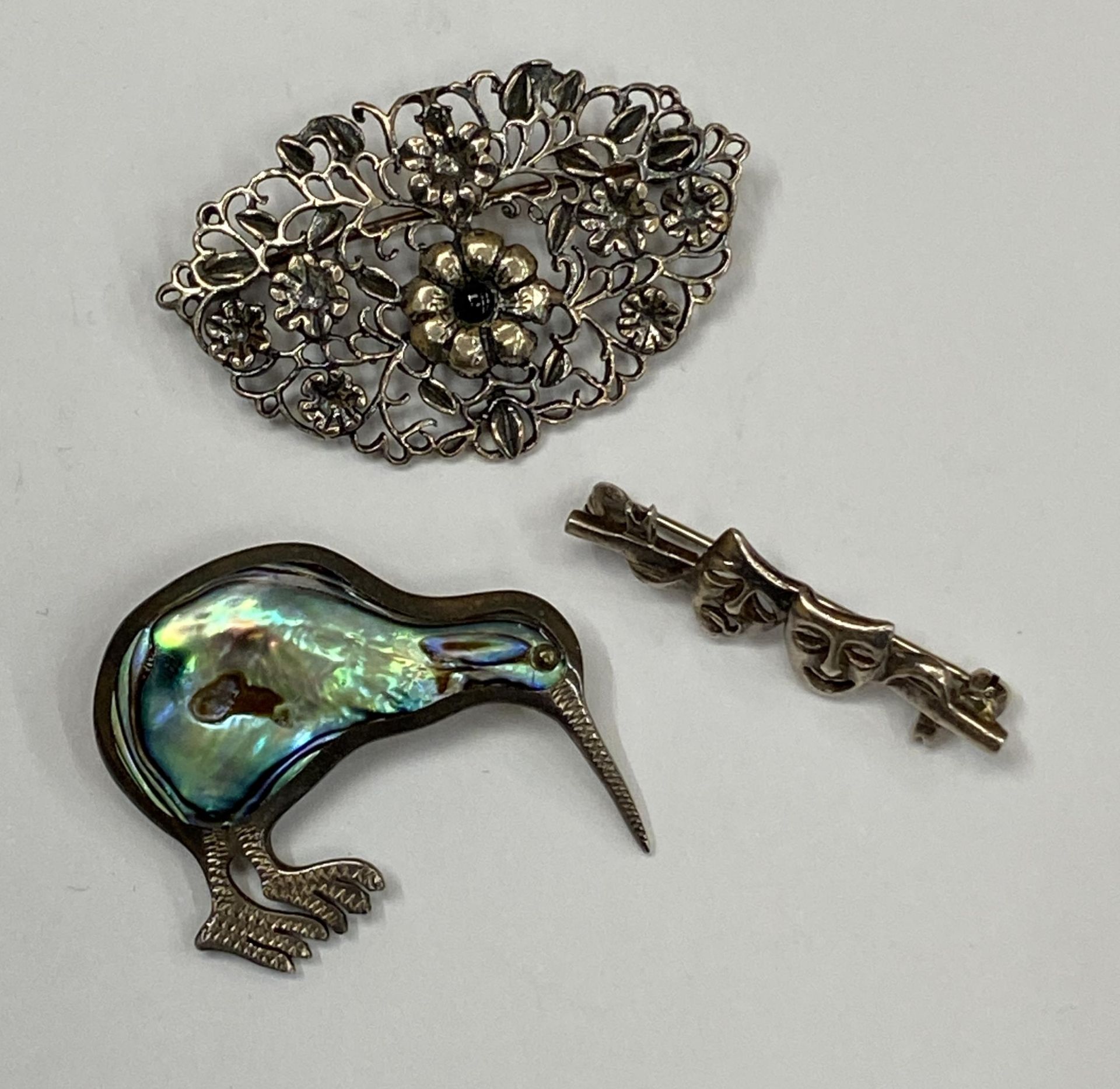 A GROUP OF THREE SILVER BROOCHES TO INCLUDE A NEW ZEALAND KIWI BROOCH