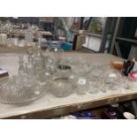 A LARGE COLLECTION OF VINTAGE GLASSWARE TO INCLUDE A HALLMARKED SILVER LIDDED TRINKET DISH, EYE