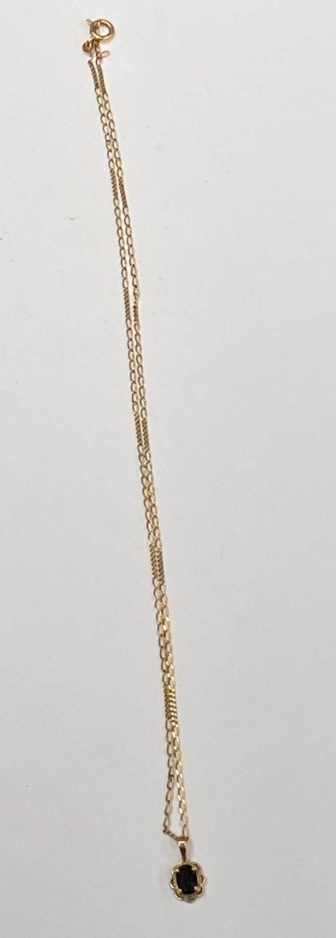 A 9CT YELLOW GOLD NECKLACE WITH SAPPHIRE STONE PENDANT, TOTAL WEIGHT 2.58G