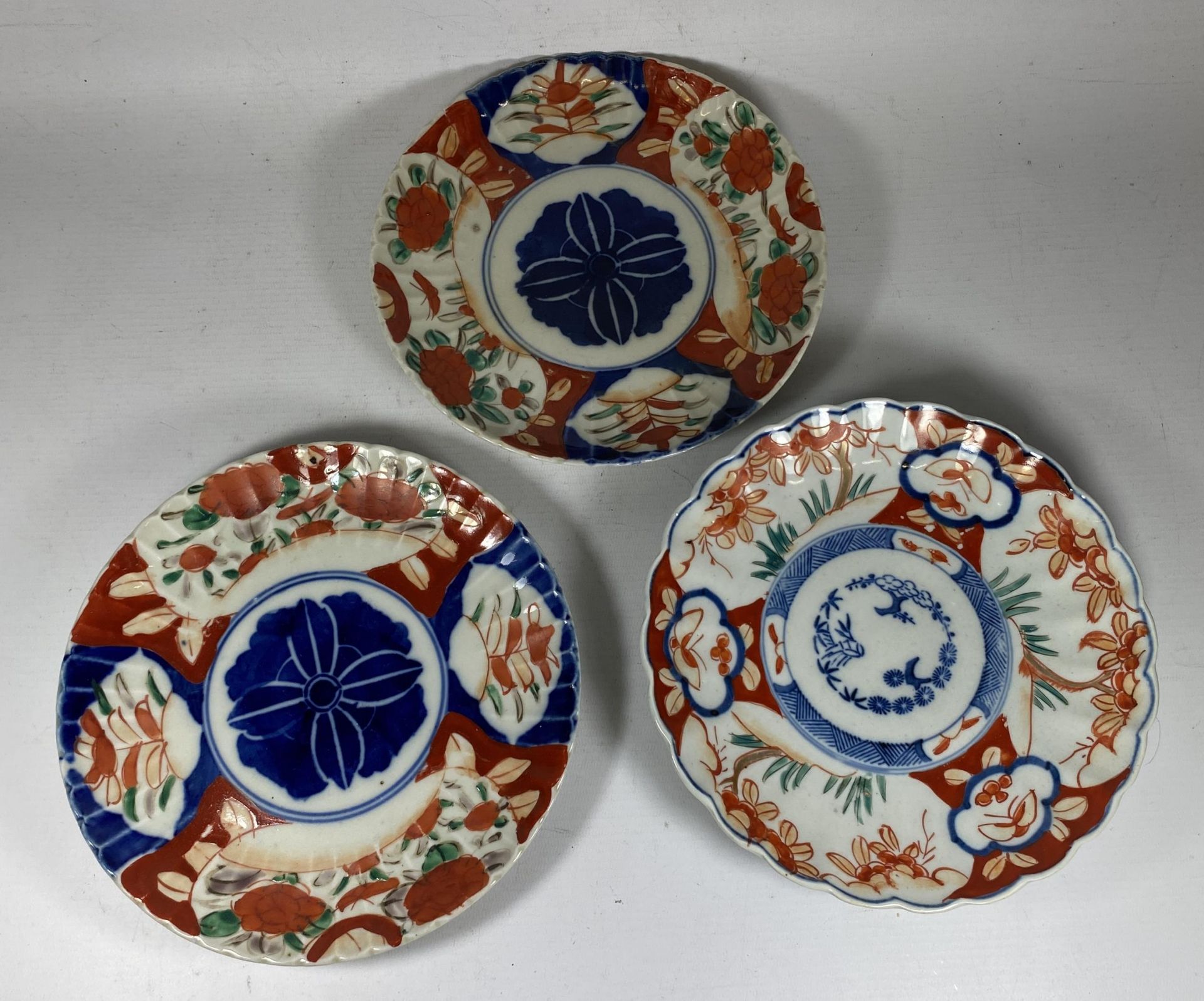 A GROUP OF THREE JAPANESE MEIJI PERIOD (1868-1912) IMARI SCALLOPED RIM PLATES, DIAMETER 22CM