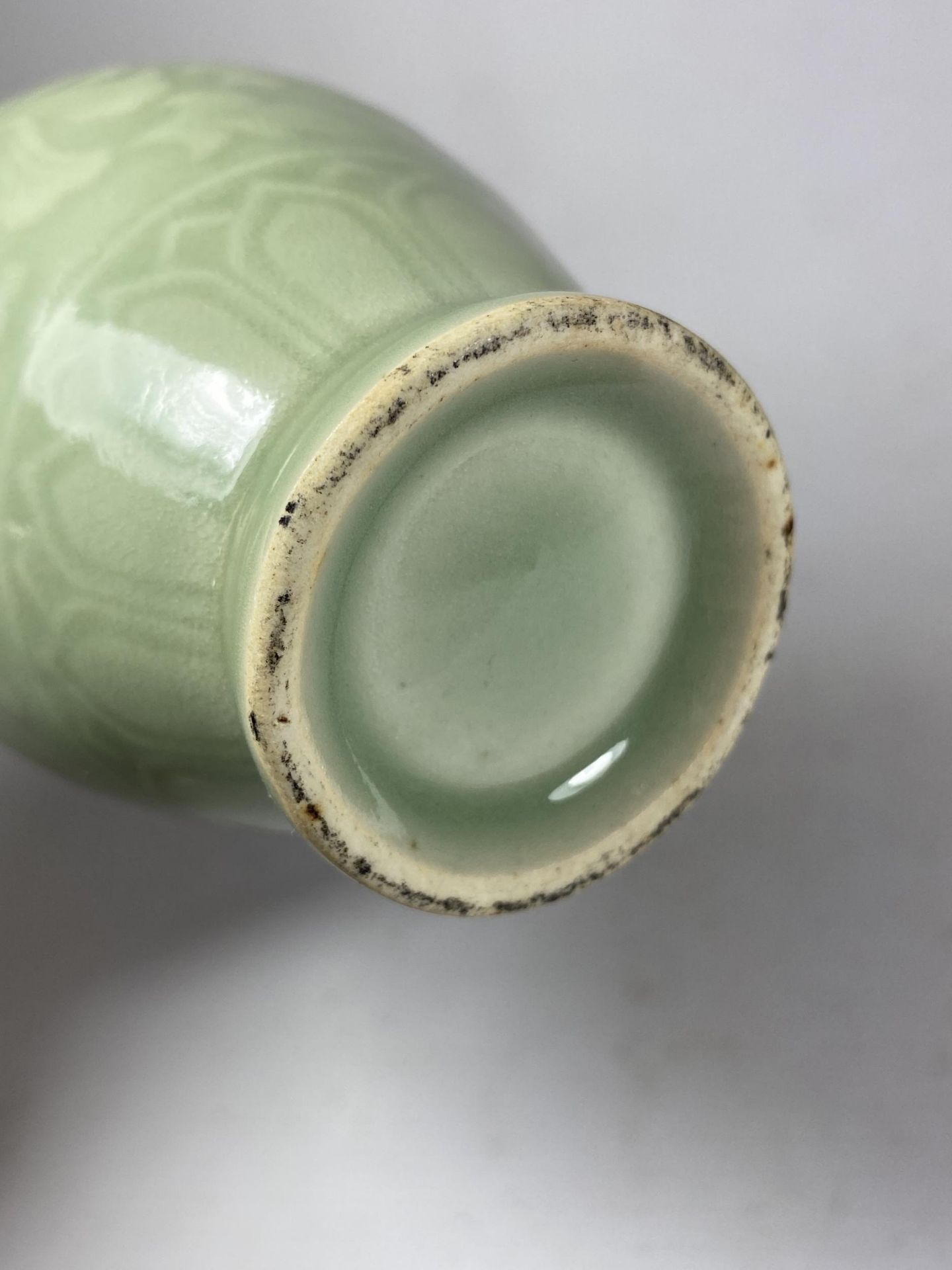 A CHINESE CELADON PORCELAIN FLORAL VASE, UNMARKED TO BASE, HEIGHT 18CM - Image 5 of 6