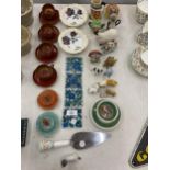 A QUANTITY OF CERAMIC ITEMS TO INCLUDE A BESWICK RAM - HORN A/F, ORIENTAL STYLE CUPS AND SAUCERS,